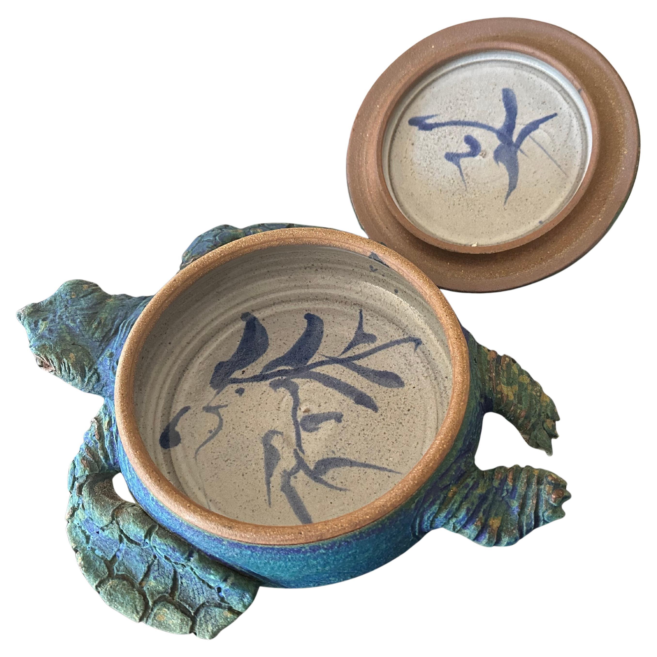 Un bol de service couvert en forme de tortue de mer très cool et très bien fabriqué par Clay City Pottery, circa 1998. Cette magnifique pièce en grès présente une glaçure bleue et verte mate, avec une surface texturée et sculptée, imitant