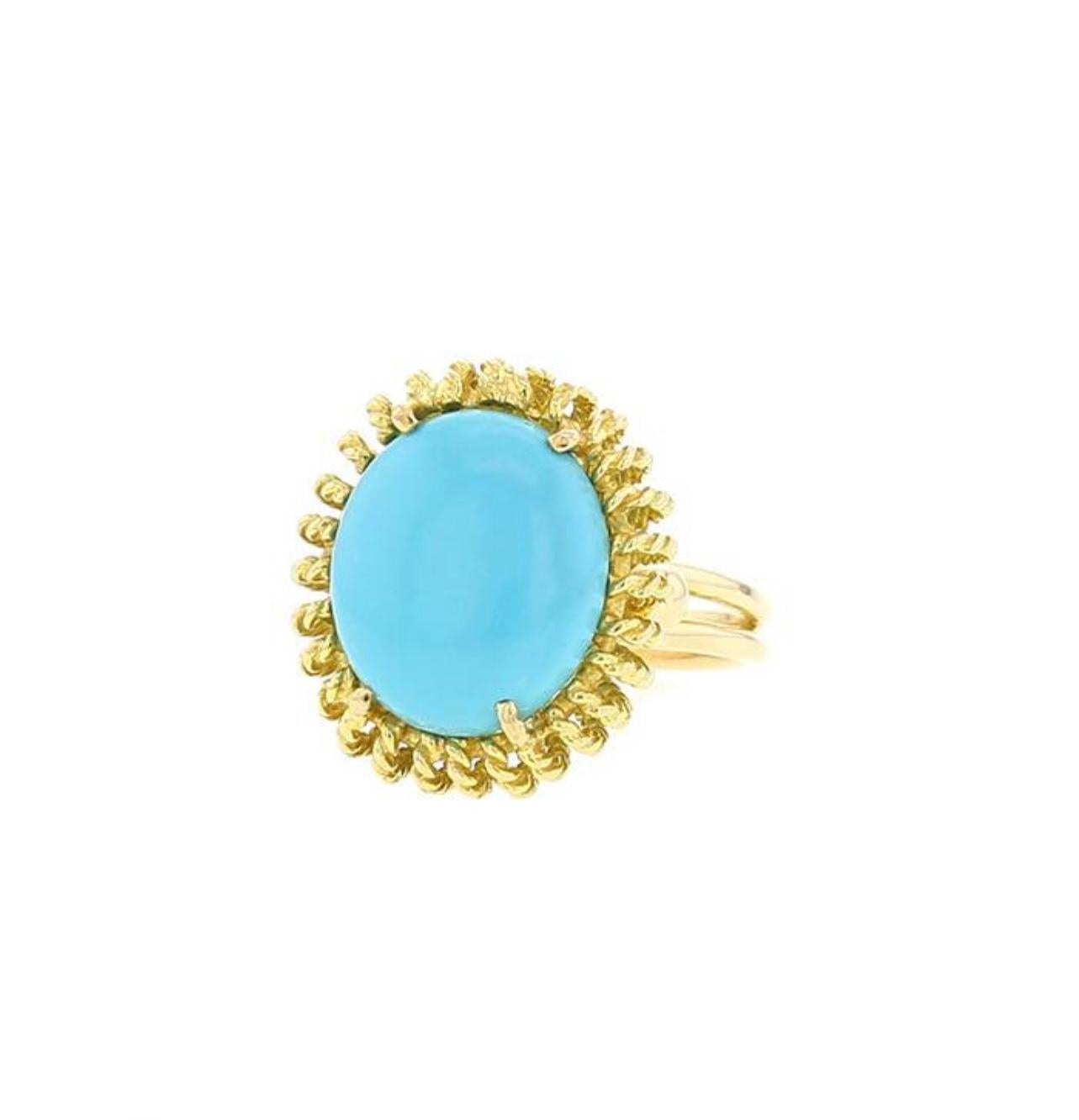 A vintage yellow gold sea urchin shaped ring with a turquoise cabochon in the centre and twisted strands on the setting. Very nice twisted thread work on the basin.

Estimated weight of the turquoise : 4.75 Carats

Dimensions: 16.57 x 18.85 x 11.95