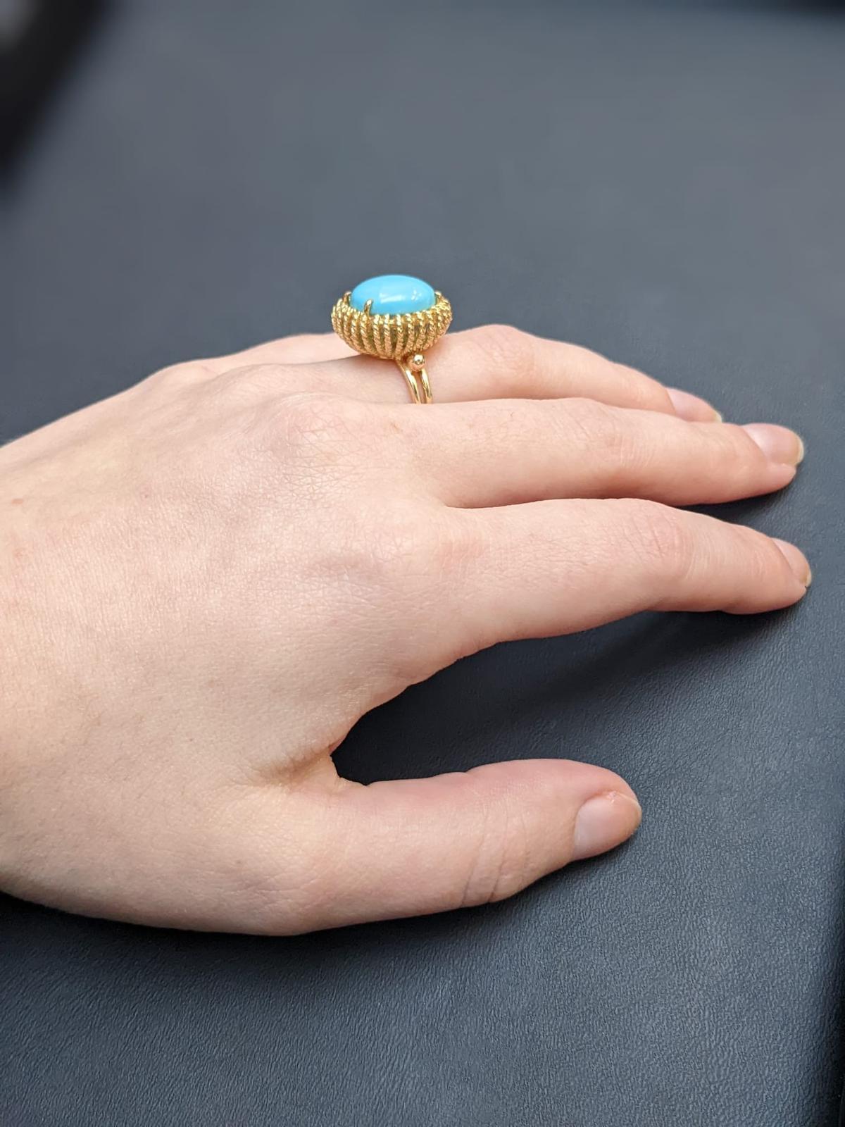 Vintage Sea Urchin Shaped Turquoise Cabochon 18 Carat Yellow Gold Ring In Excellent Condition For Sale In Paris, FR