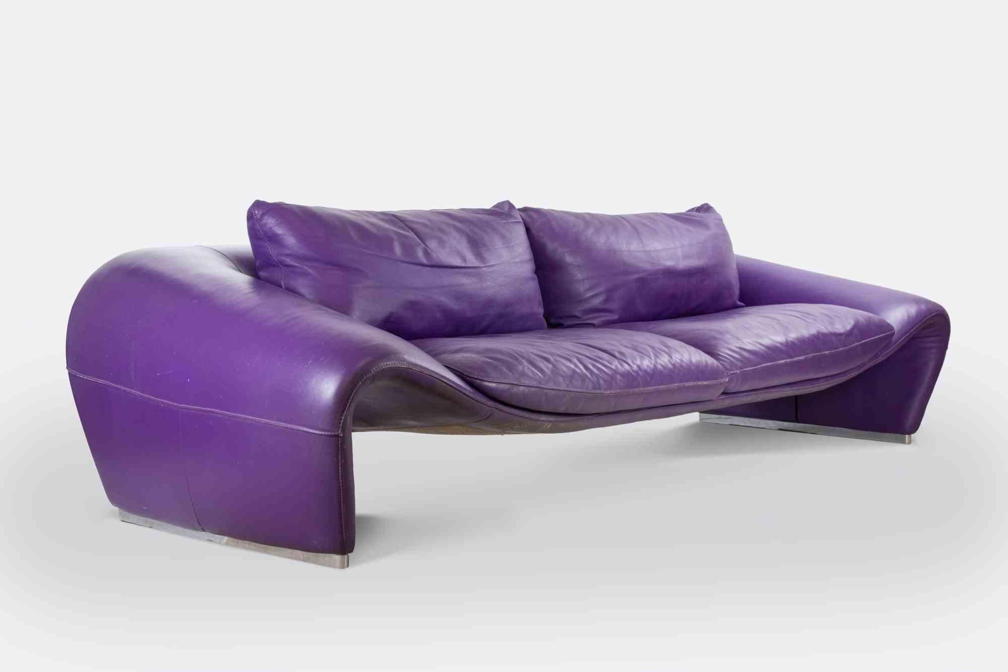 Sofá vintage de cuero violeta realizado por Sylvain Joly para Chateau d'Ax.

Muy buen estado, salvo una ligera decoloración en la parte posterior de los cojines.