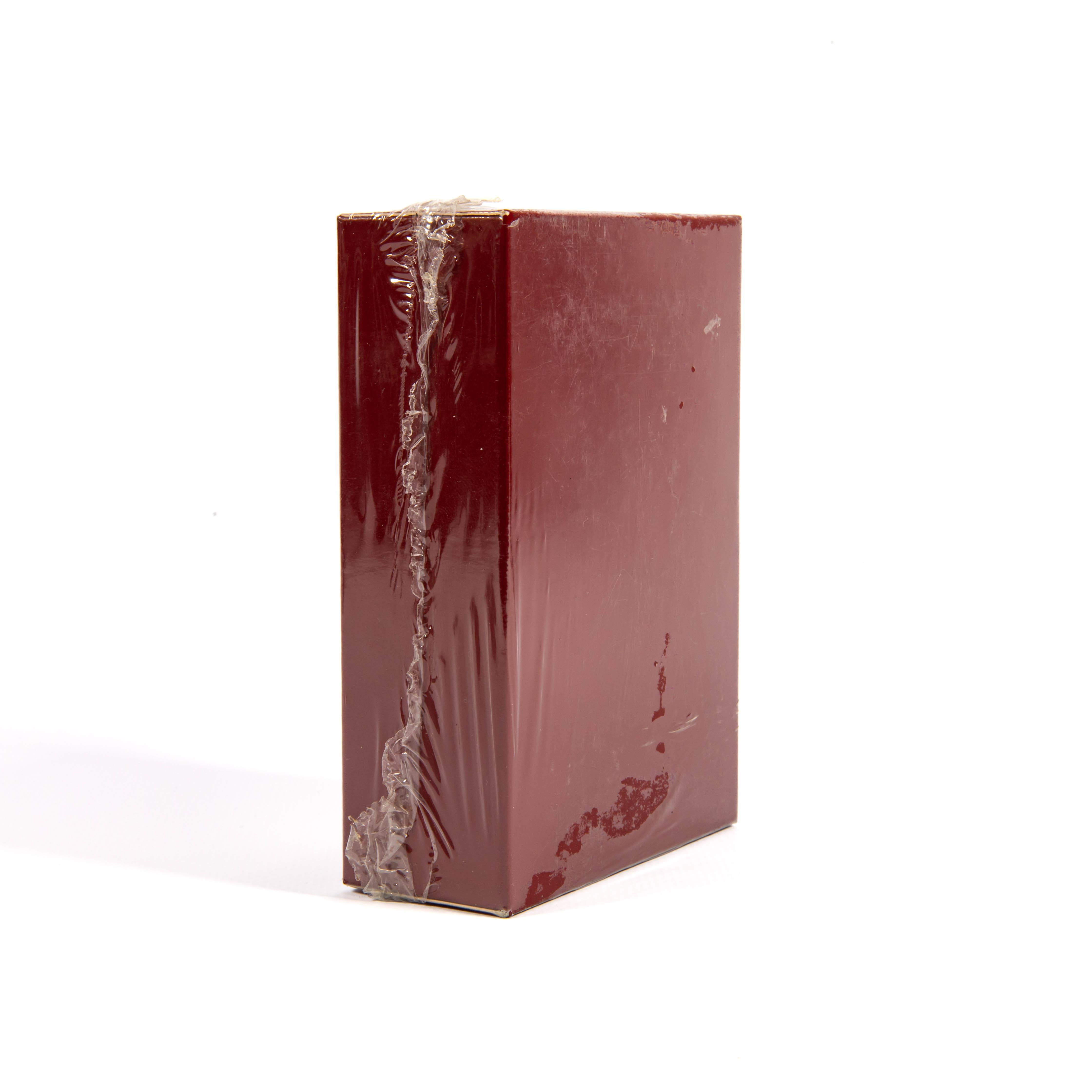 S.T. Dupont, réputé pour son savoir-faire exquis, est au sommet de la création de briquets de luxe depuis sa création en 1872. Fondée par Simon TISSOT-DUPONT, la Maison a évolué de la splendeur des étuis de voyage personnalisés à la création de