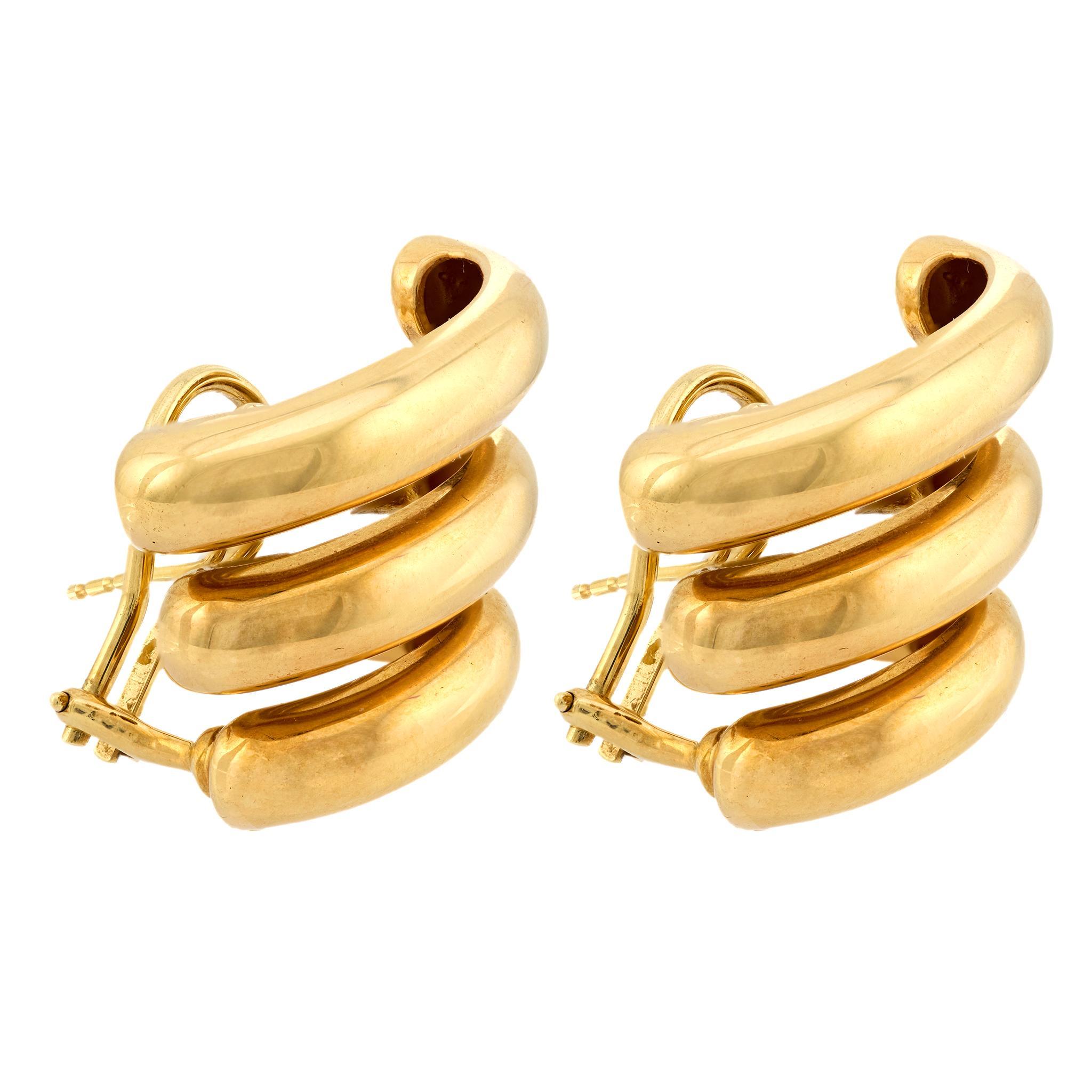Questi audaci orecchini vintage di Seaman Schepps mostrano l'eleganza scultorea tipica del marchio, realizzata interamente in ricco oro giallo 18 carati. Misurando 1 1/4 x 3/4 di pollice, offrono una silhouette forte con un peso lussuoso e una forma