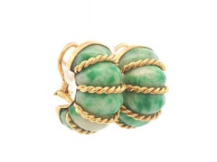 Vintage-Ohrringe von Seaman Schepps aus 18-karätigem Gelbgold mit Garnelen-Motiv, Jade und geschwungenem Omega-Verschluss