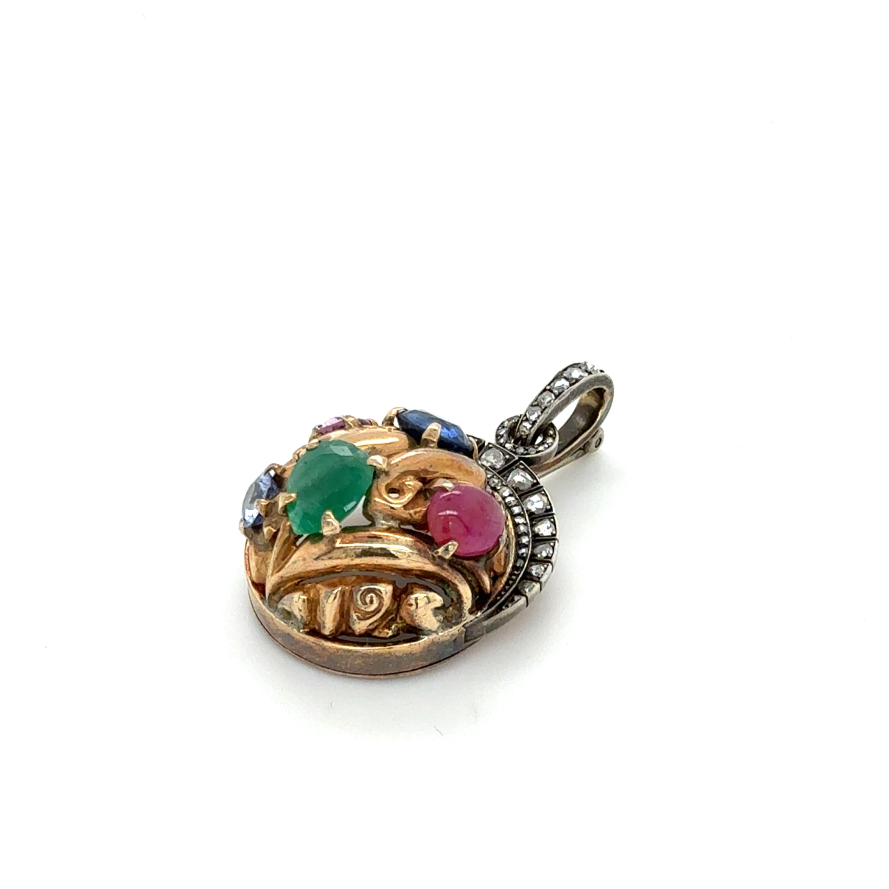 Il s'agit d'une pièce rare conçue par le matelot Schepps. Il s'agit de l'une de ses premières créations des années 1950, où il associait des bijoux anciens à une touche de son propre design, en ajoutant des pierres précieuses colorées telles que