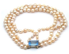 Seaman Schepps Collier vintage à 3 rangs de perles avec fermoir en or blanc avec topaze bleue