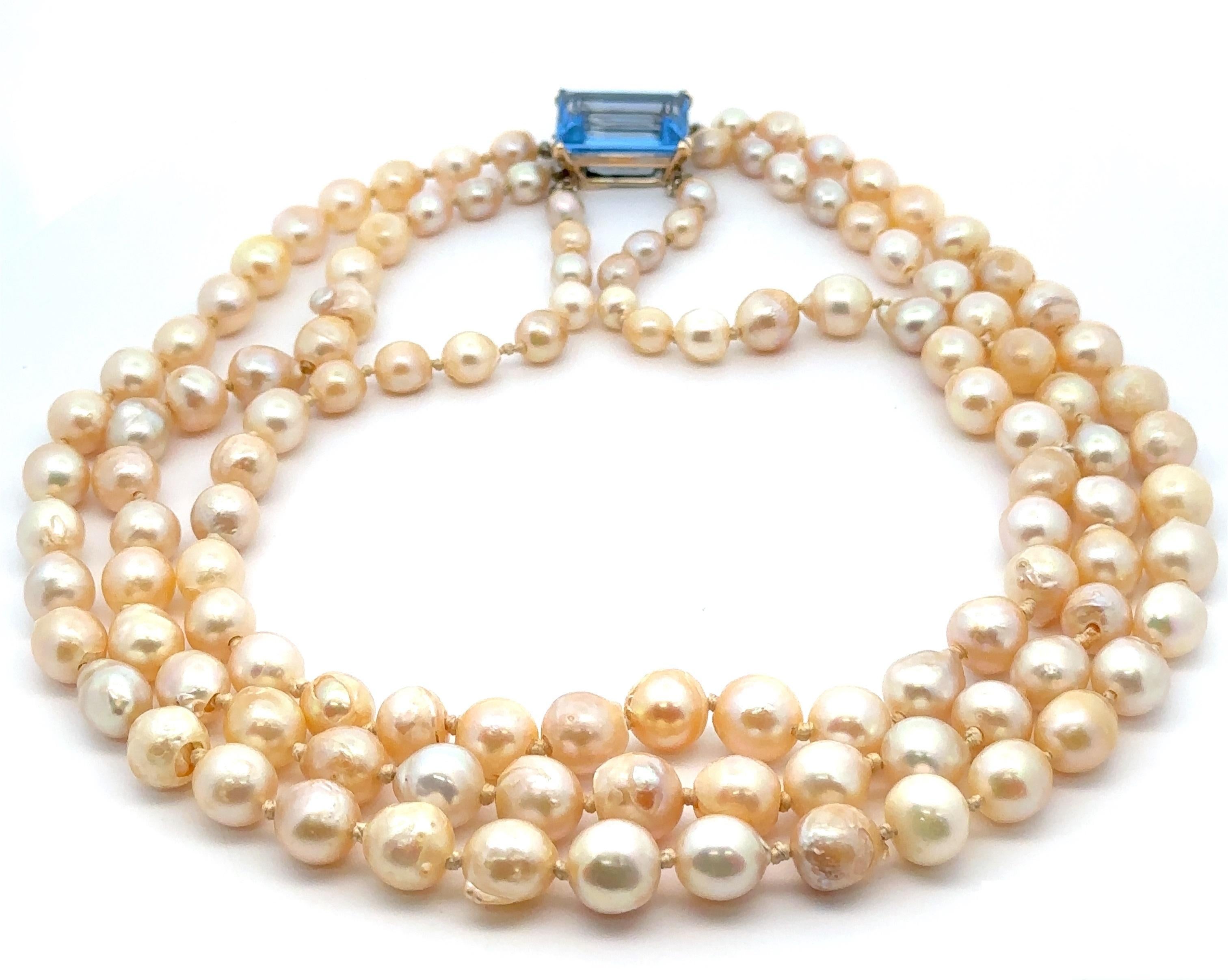 --Pierre(s) :...
Nombreuses perles de culture de pomme de terre authentiques - forme de perle presque ronde - couleur crème avec des reflets roses - de 5,4 à 10,52 mm (environ) 
(1) Spinelle synthétique - Taille émeraude - Serti - Couleur bleue -