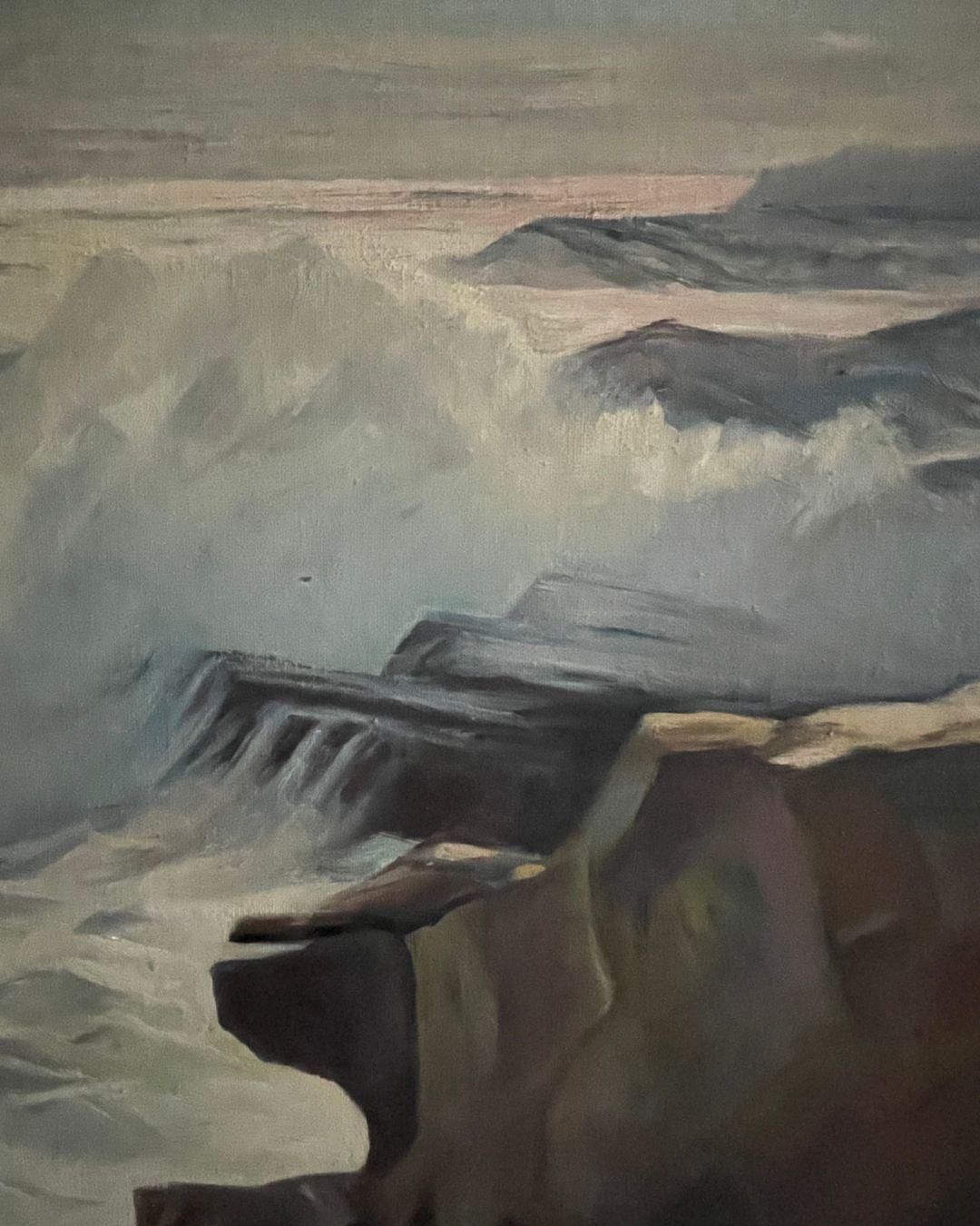 Peinture vintage de paysage marin dans un cadre minimal en bois blond. Signé en bas à gauche.

Dimensions : 18.75 