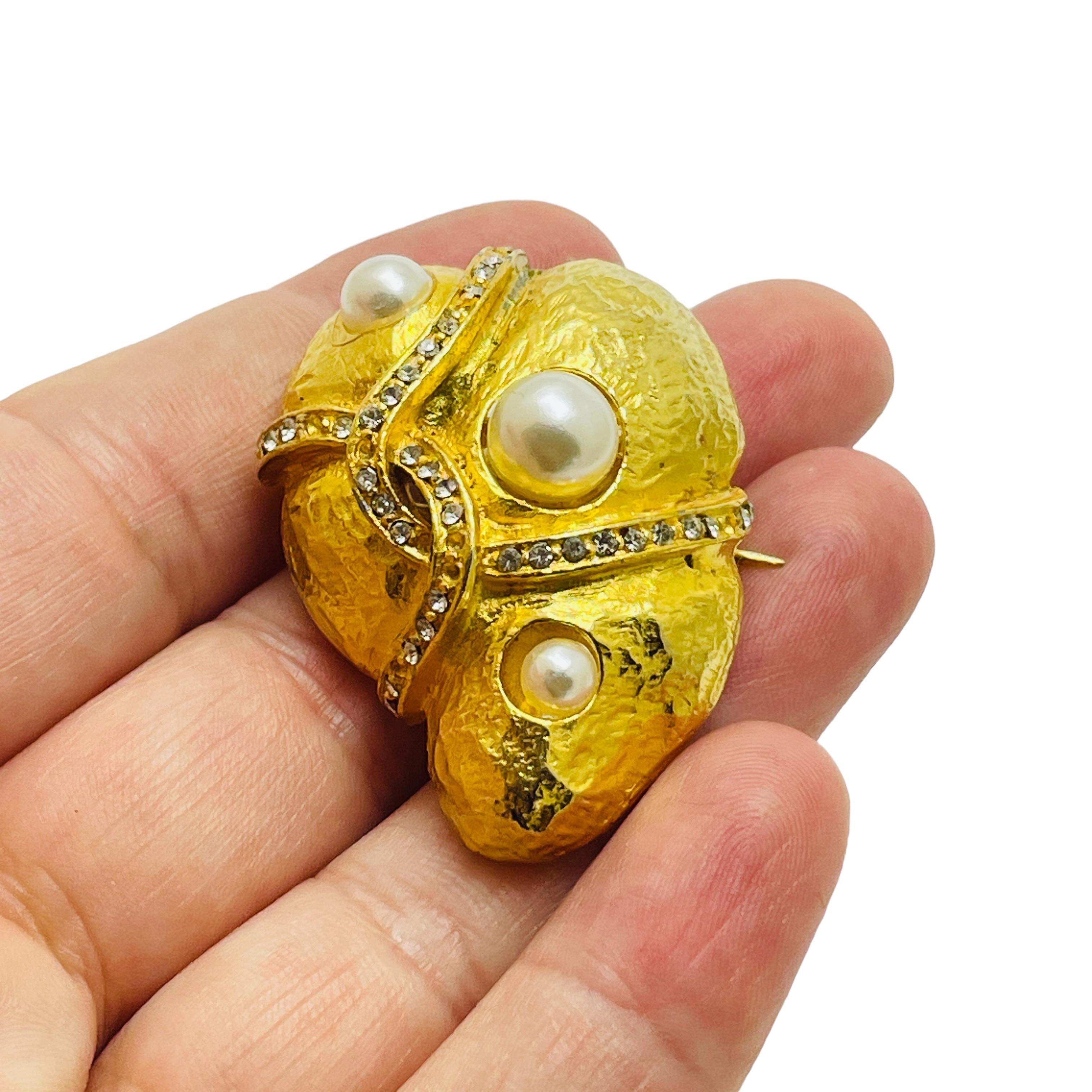 Donna Spilla vintage seashel in oro con perle e strass di design in vendita