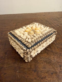 Portagioie d'epoca conchiglia incrostata con motivo floreale, 20° secolo