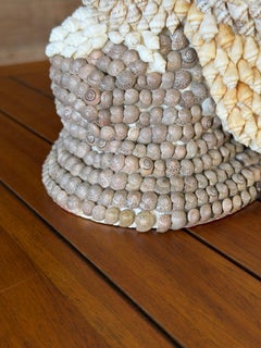 Escultura vintage de un búho con conchas incrustadas