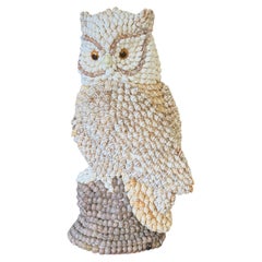 Escultura vintage de un búho con conchas incrustadas