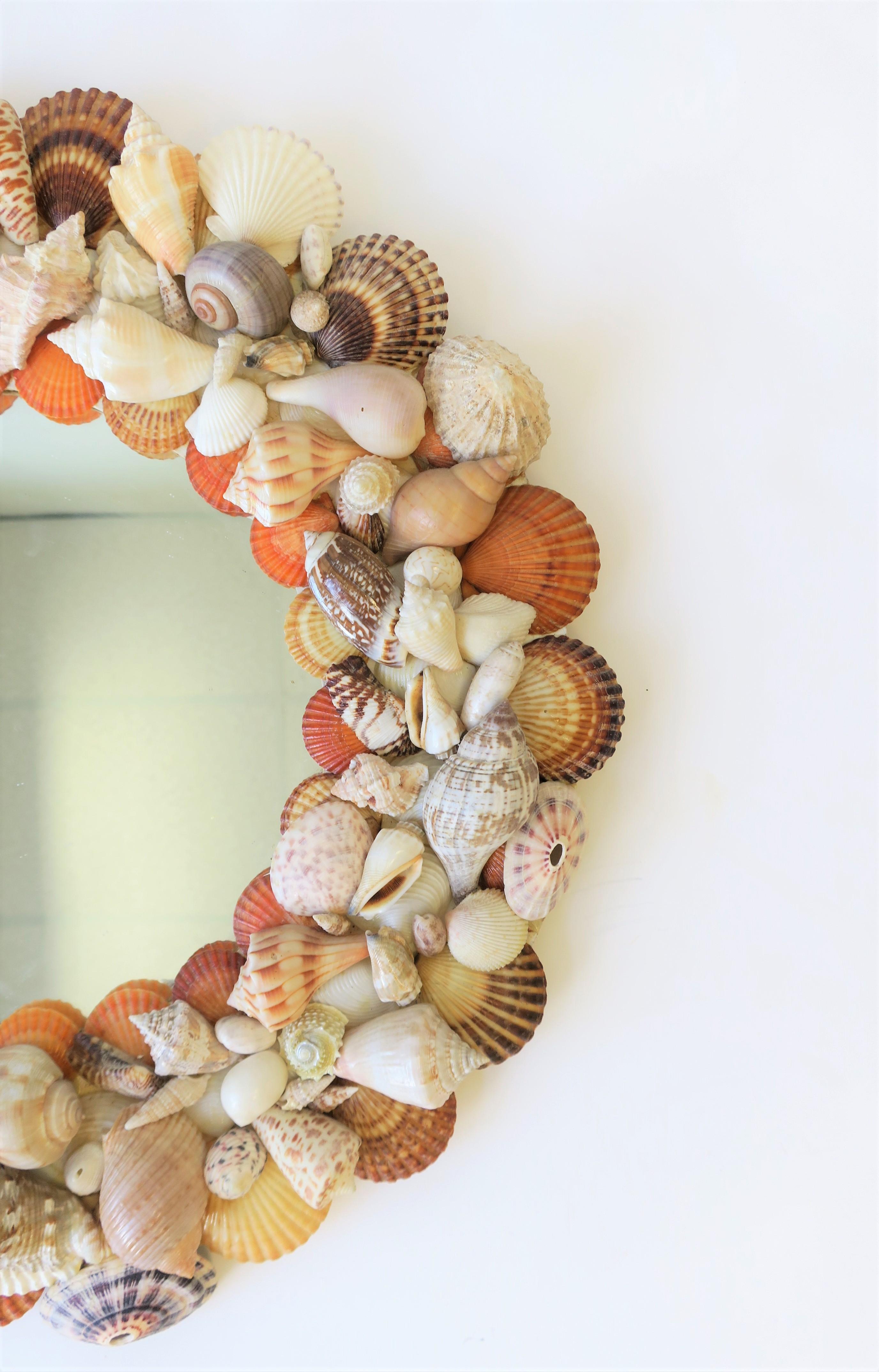 Vintage Seashell Round Wall Mirror In Good Condition In New York, NY