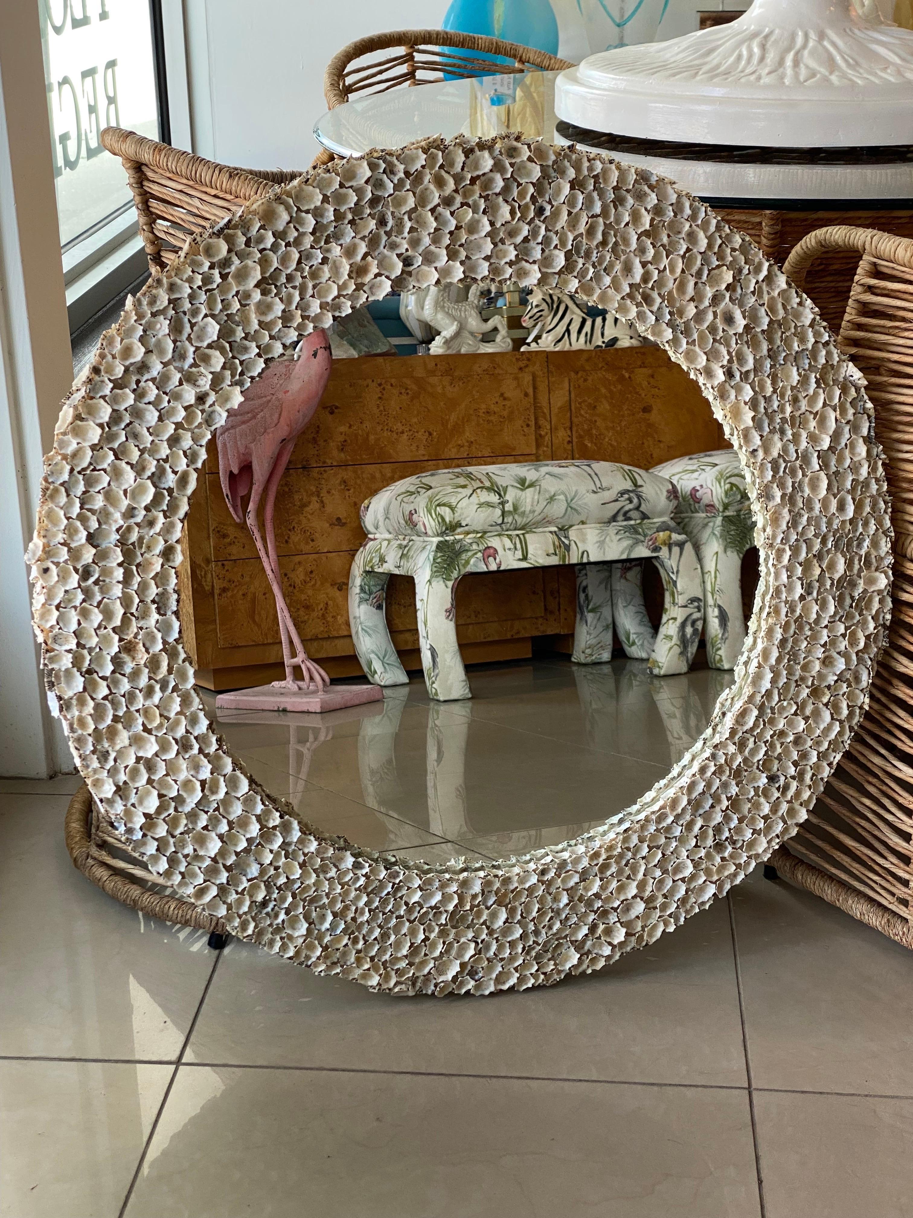 Hollywood Regency Vieux miroir mural circulaire rond incrusté de coquillages de Palm Beach en vente