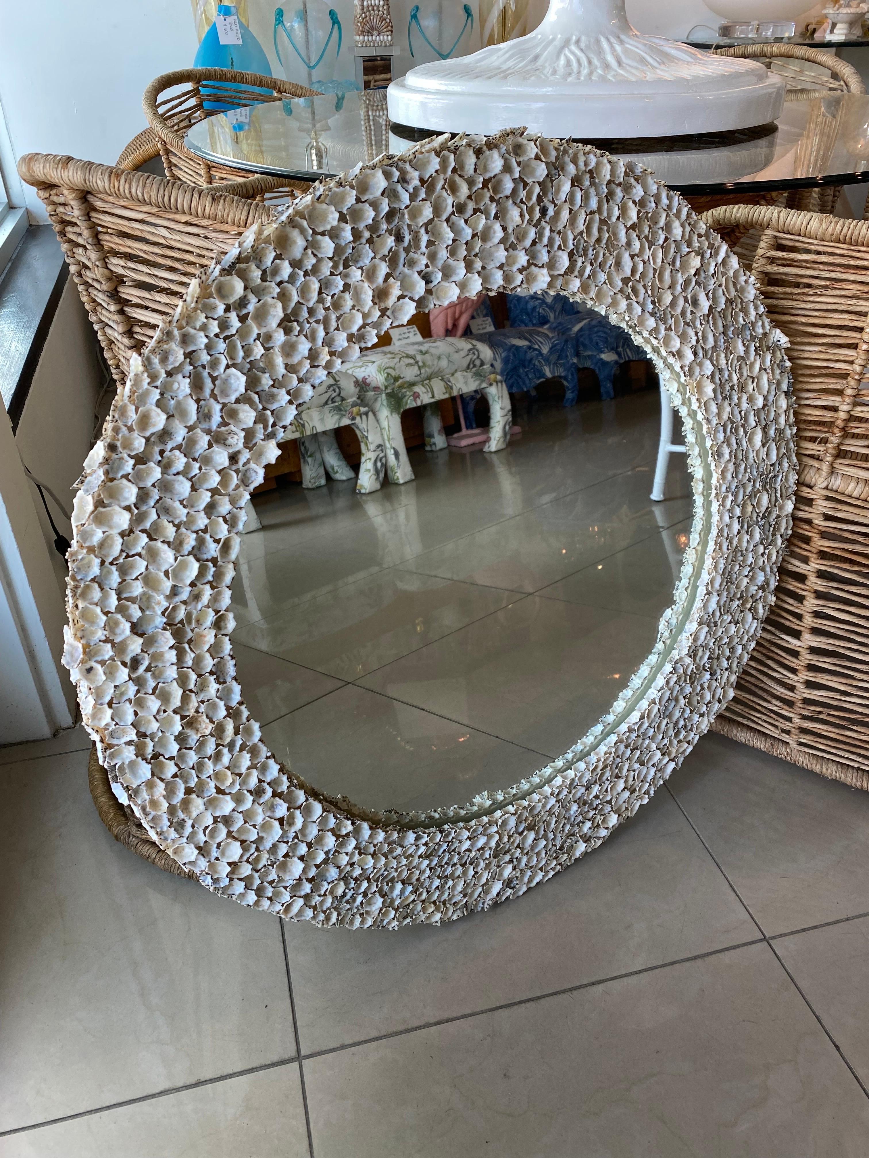 Vintage Seashell Shell Encrusted Round Circular Palm Beach Wall Mirror In Good Condition For Sale In West Palm Beach, FL