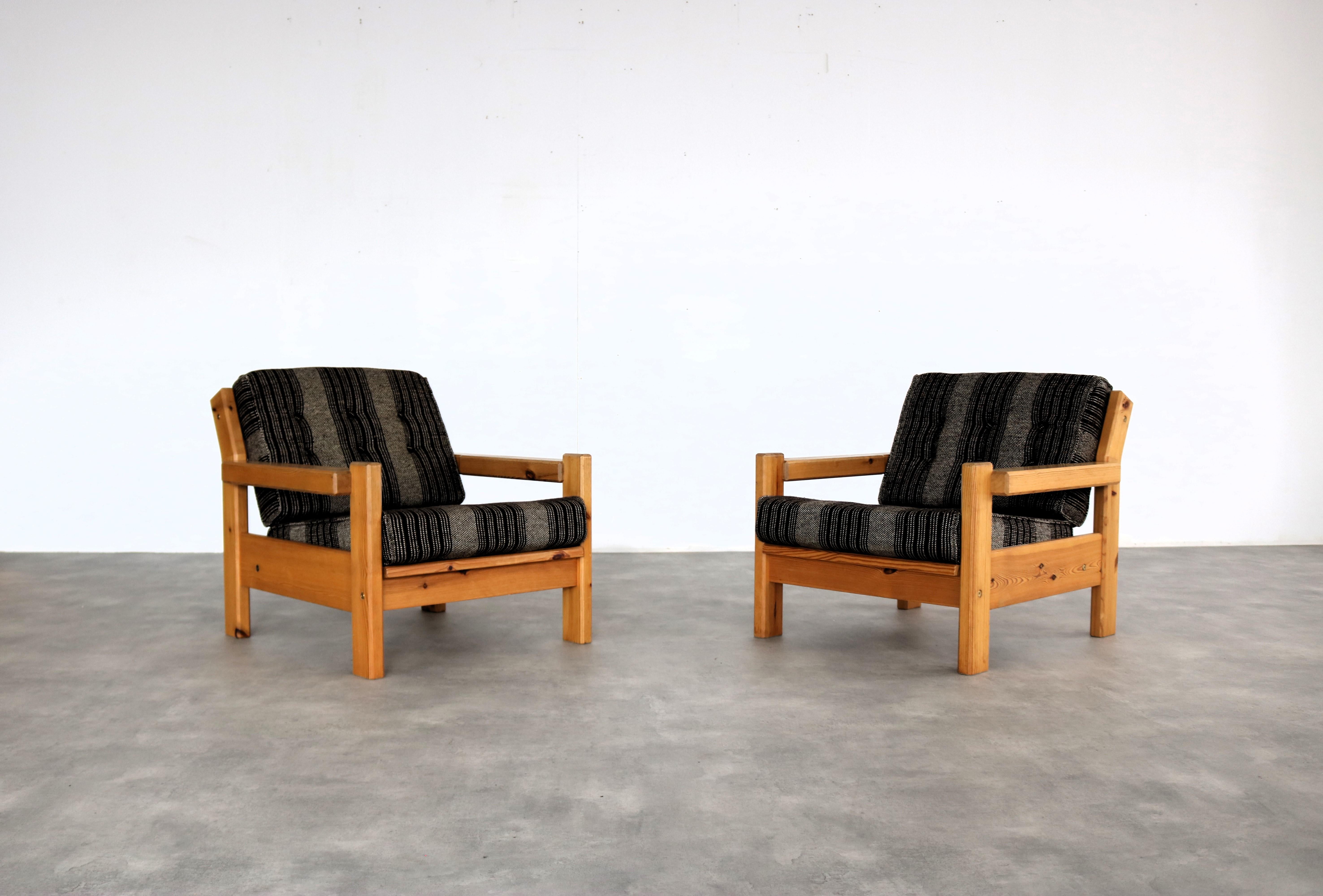 groupe de sièges vintage  fauteuils  table basse  70's  Suède

période  60's
Design/One  inconnu  Suède
condition  bon  légers signes d'utilisation
taille  72 x 77 x 85 (hxwxd) hauteur du siège 38 cm ;
taille  48x72x72

détails  ensemble de 2