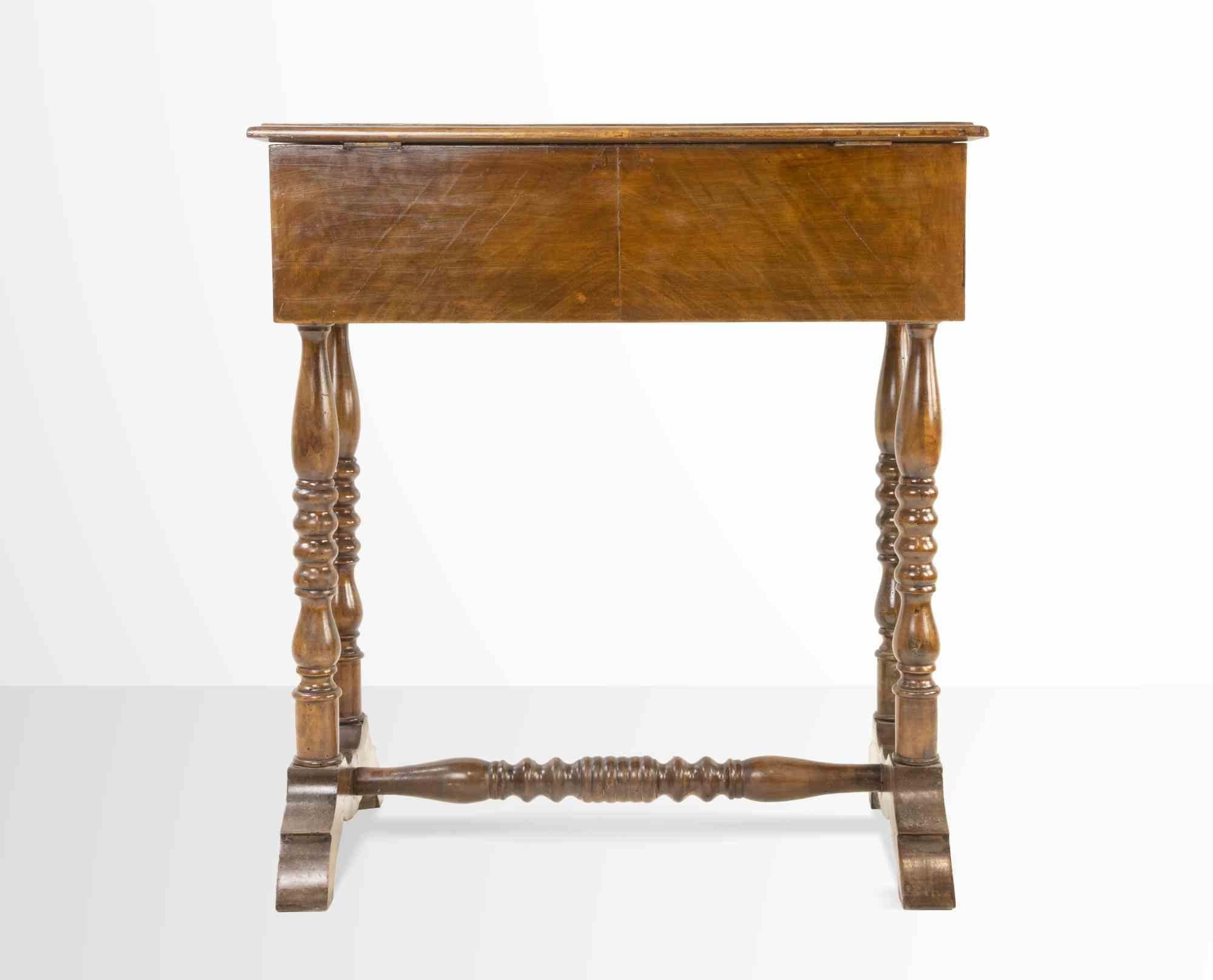 Le secrétaire vintage est un objet de design réalisé par des artistes du début du 20e siècle.

Un beau secrétaire en bois

Tablette supérieure ouvrante avec compartiments à l'intérieur.

Bon état sauf rayures

