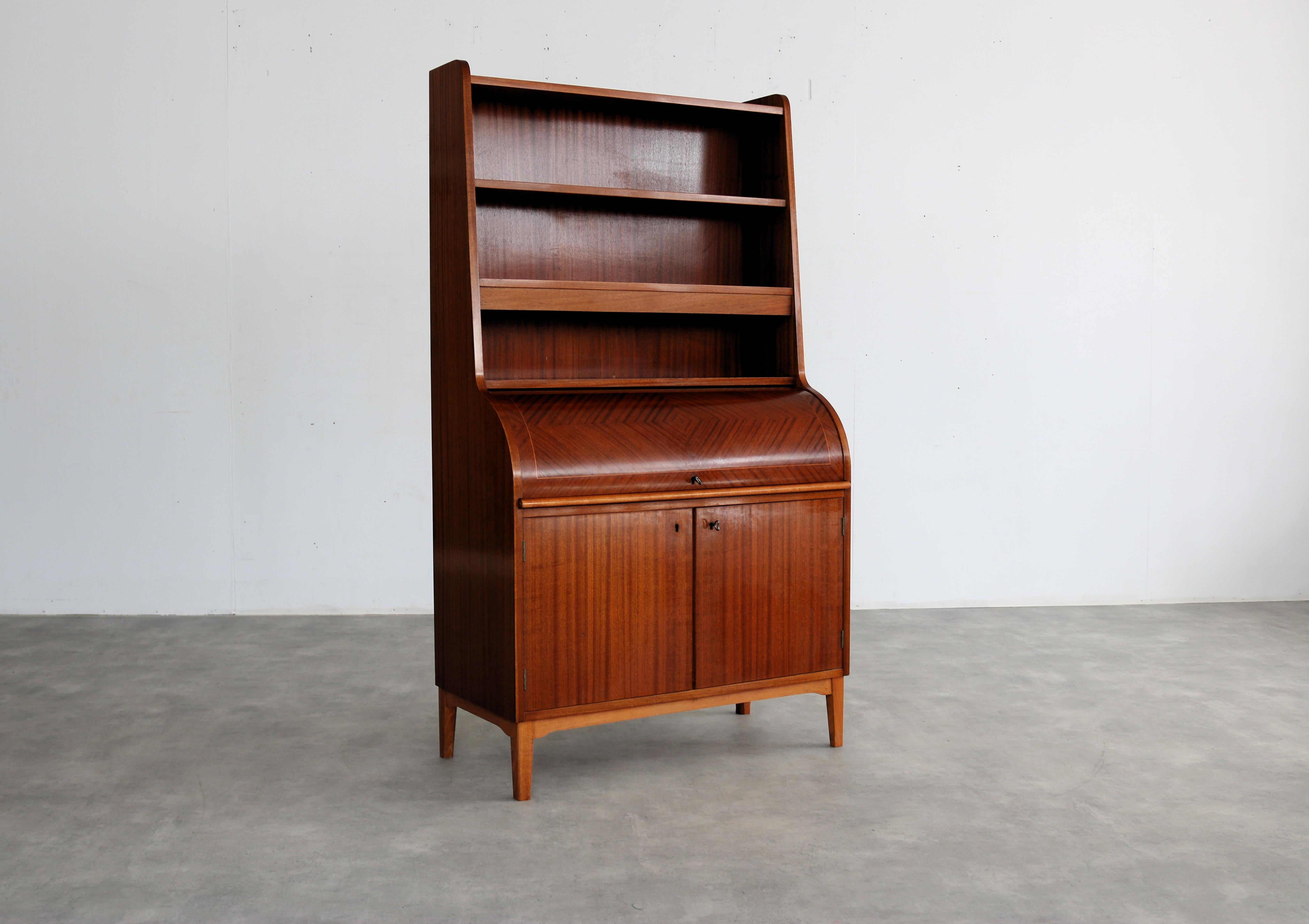 segretaria vintage  mobile  1960s  Svezia

periodo  1960s
design  sconosciuto  Svezia
condizione  buono  piccoli segni d'uso 
dimensione  168 x 95 x 46 (hxbxp) 

dettagli  teak;

numero dell'articolo  2754