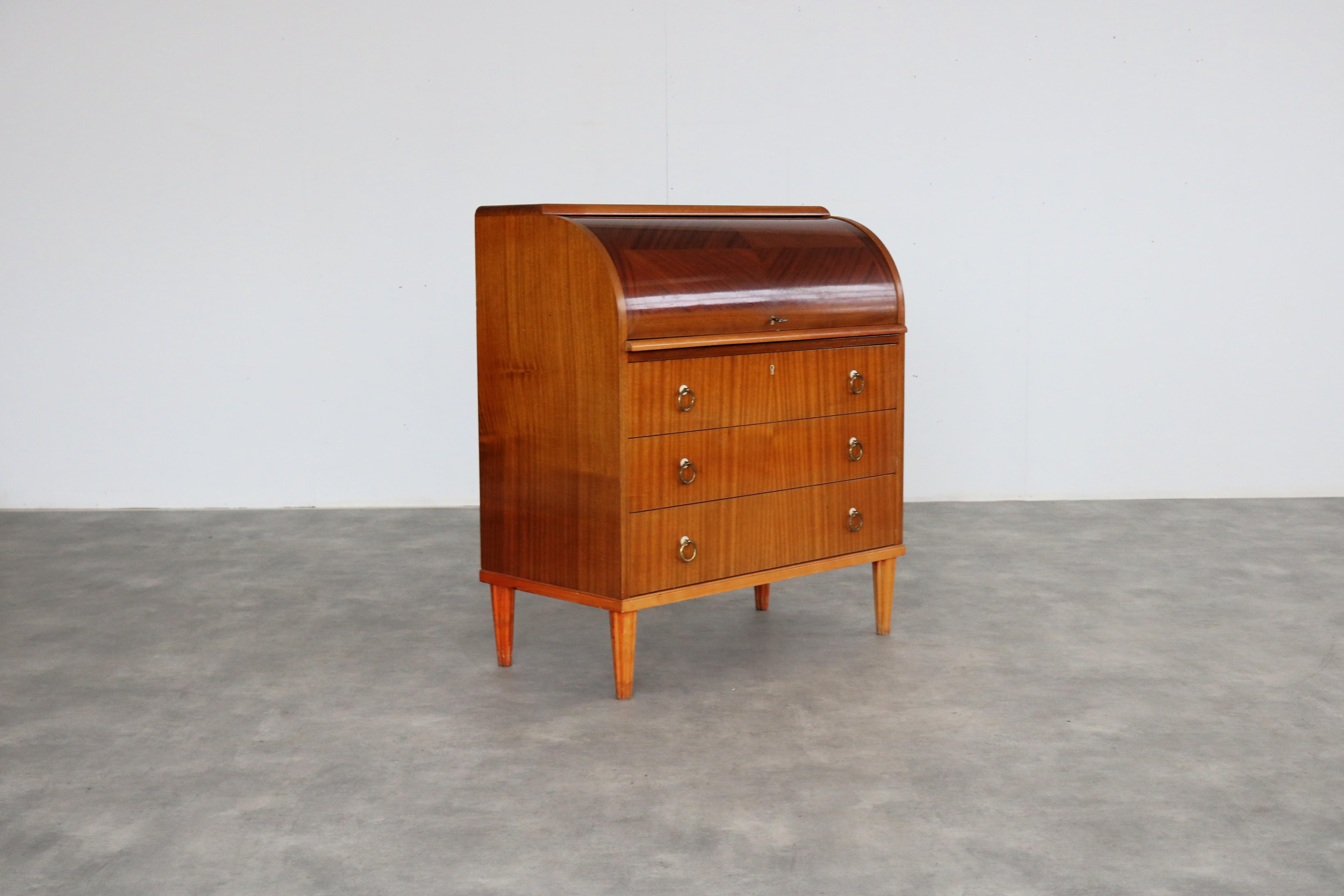 Scrivania vintage  mobile  1960s  Svezia

periodo  1960s
design  sconosciuto  Svezia
condizione  buono  piccoli segni di usura
dimensione  96 x 85 x 44 cm (h. x l. x p).

dettagli  teak; ottone;

numero dell'articolo  2886
