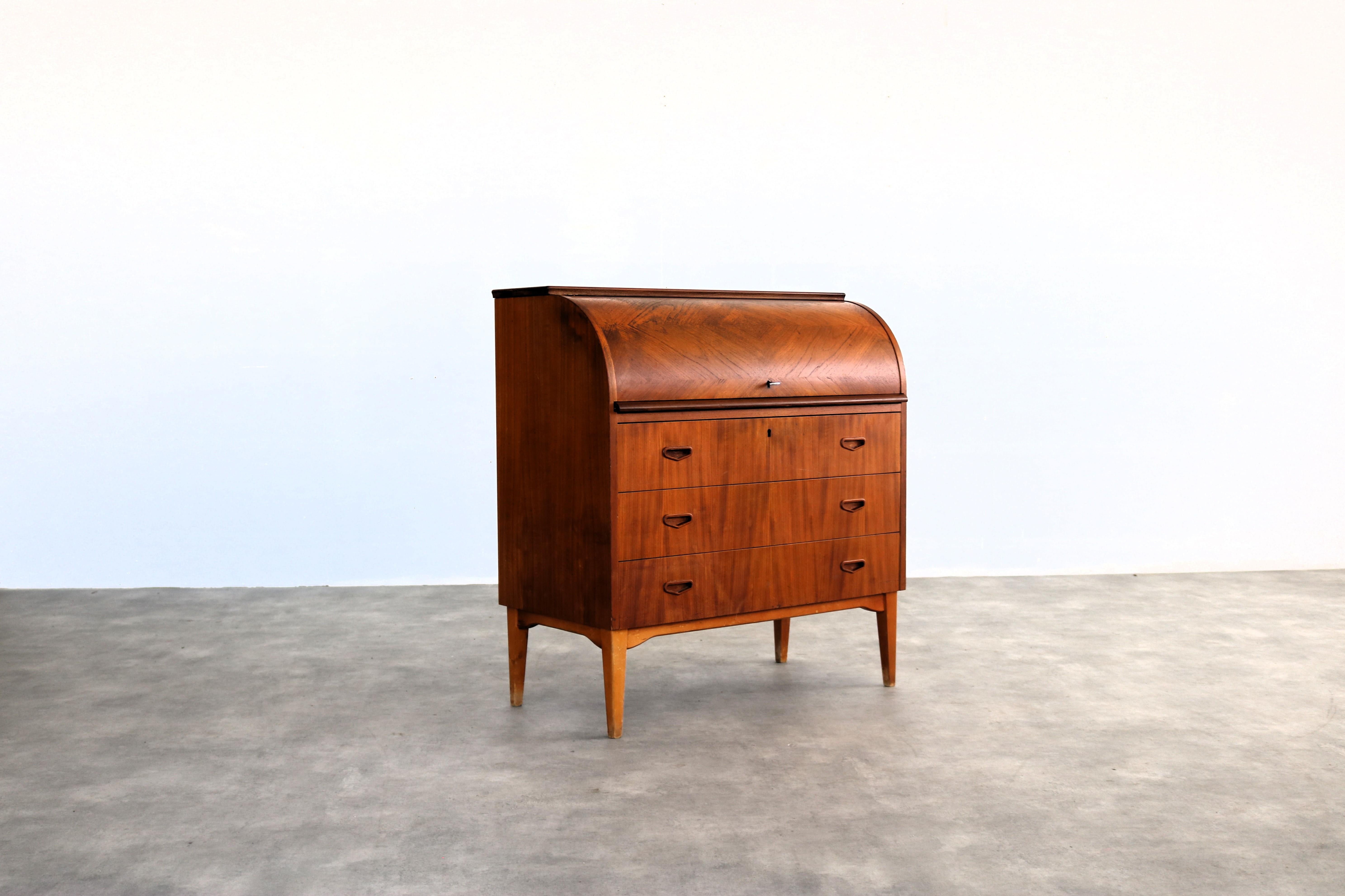 segretaria vintage  mobile  1960s  Svedese  SMI 

periodo  1960s
design  SMI Svezia  Svezia
condizione  buono  piccoli segni d'uso 
dimensione  97 x 90 x 47 (hxbxp)

dettagli  teak;

numero dell'articolo  2850