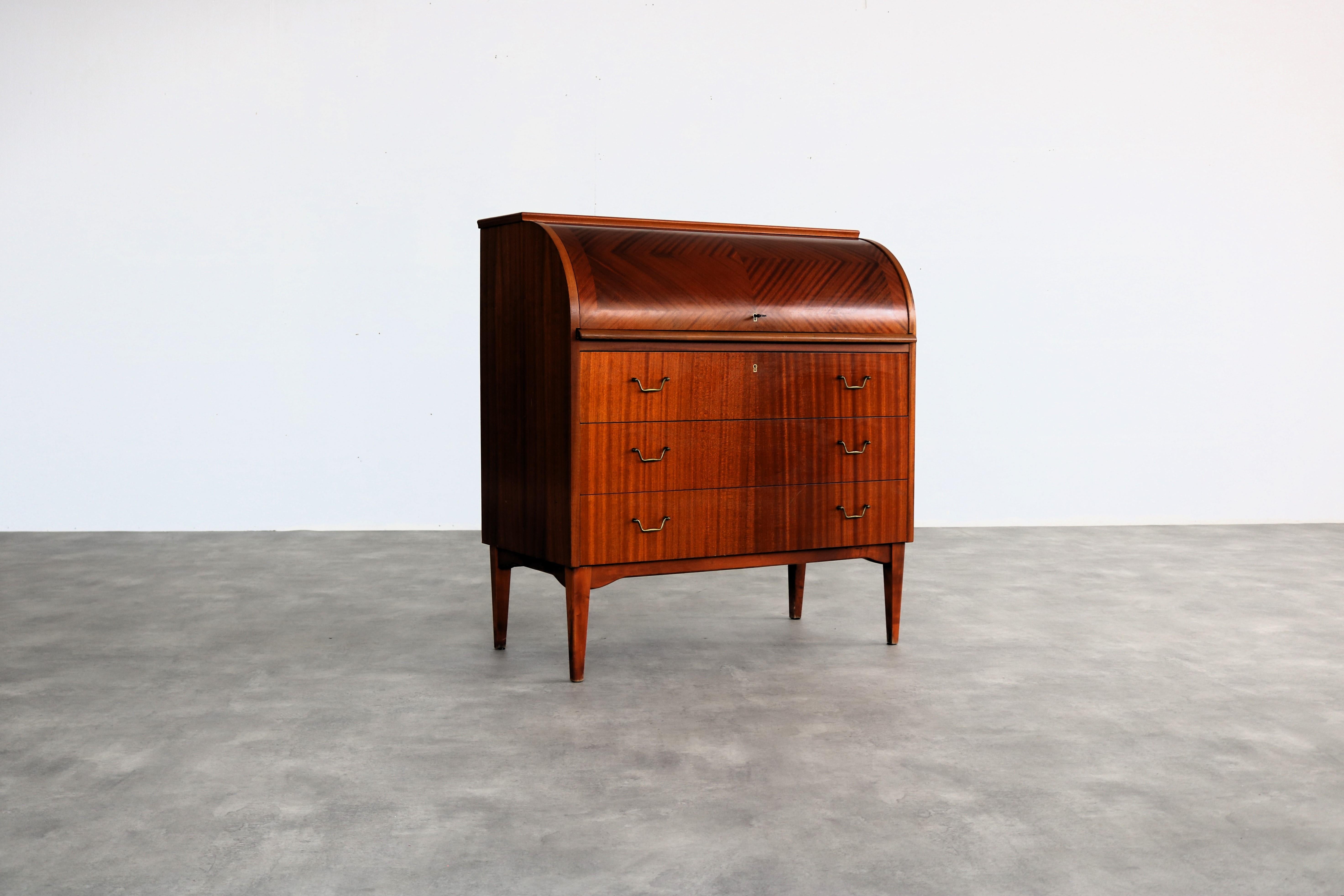 alte Sekretärin  Schreibtisch  60s  Ostergaard

Zeitraum  60's
Entwurf  Egon Ostergaard  SMI  Schweden
Bedingung  gut  leichte Gebrauchsspuren
Größe  97 x 90 x 45 (HxBxT)

Details  Teakholz; Messing;

Artikelnummer  2167