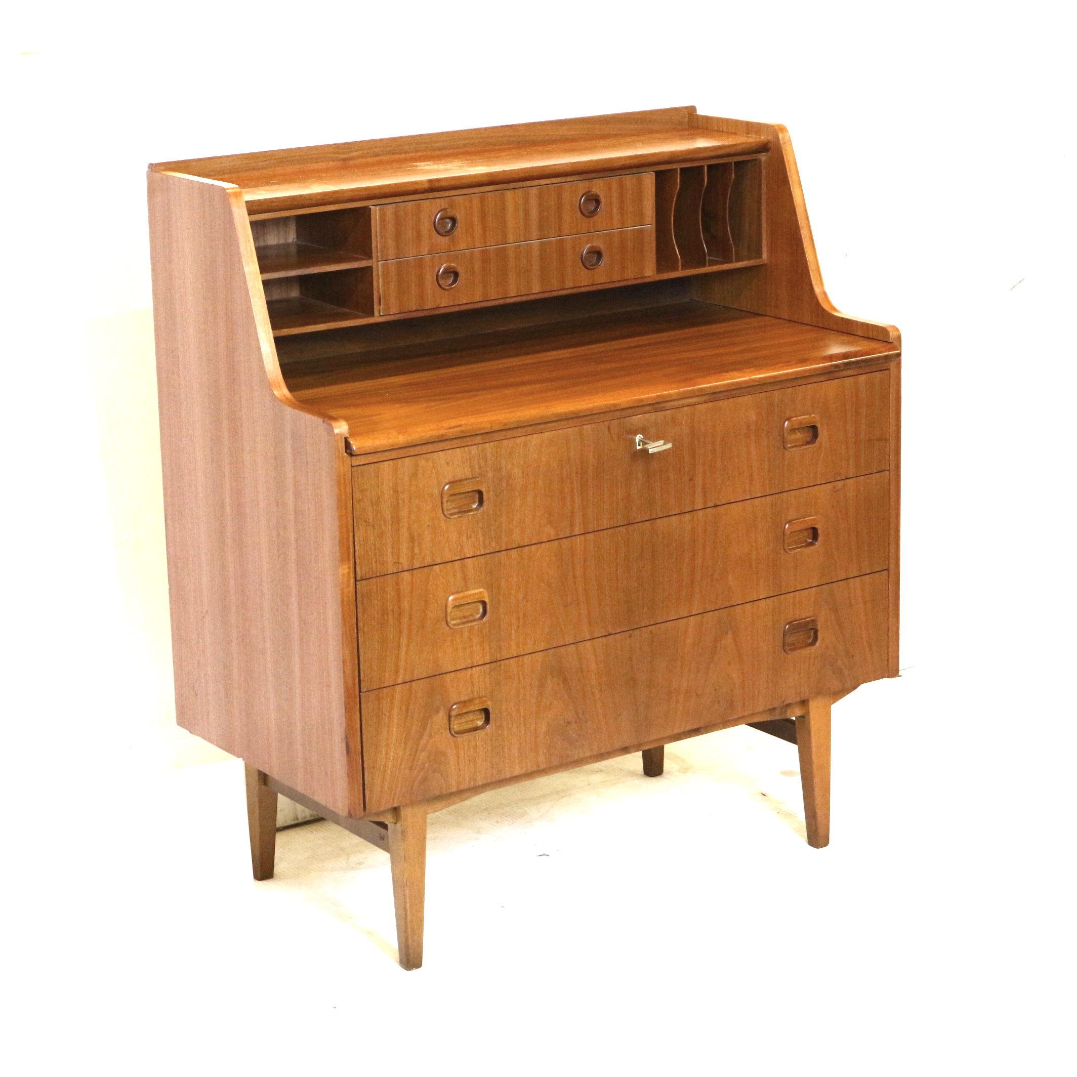 Segreteria/scrivania vintage di Musterring realizzata negli anni '60.

Dimensioni:
Larghezza: 88,5 cm
Altezza: 99 cm
Profondità: 47 cm
Profondità lama estesa: 62,3 cm
Altezza piano di lavoro: 70,5 cm

Il pezzo presenta tracce d'uso che corrispondono