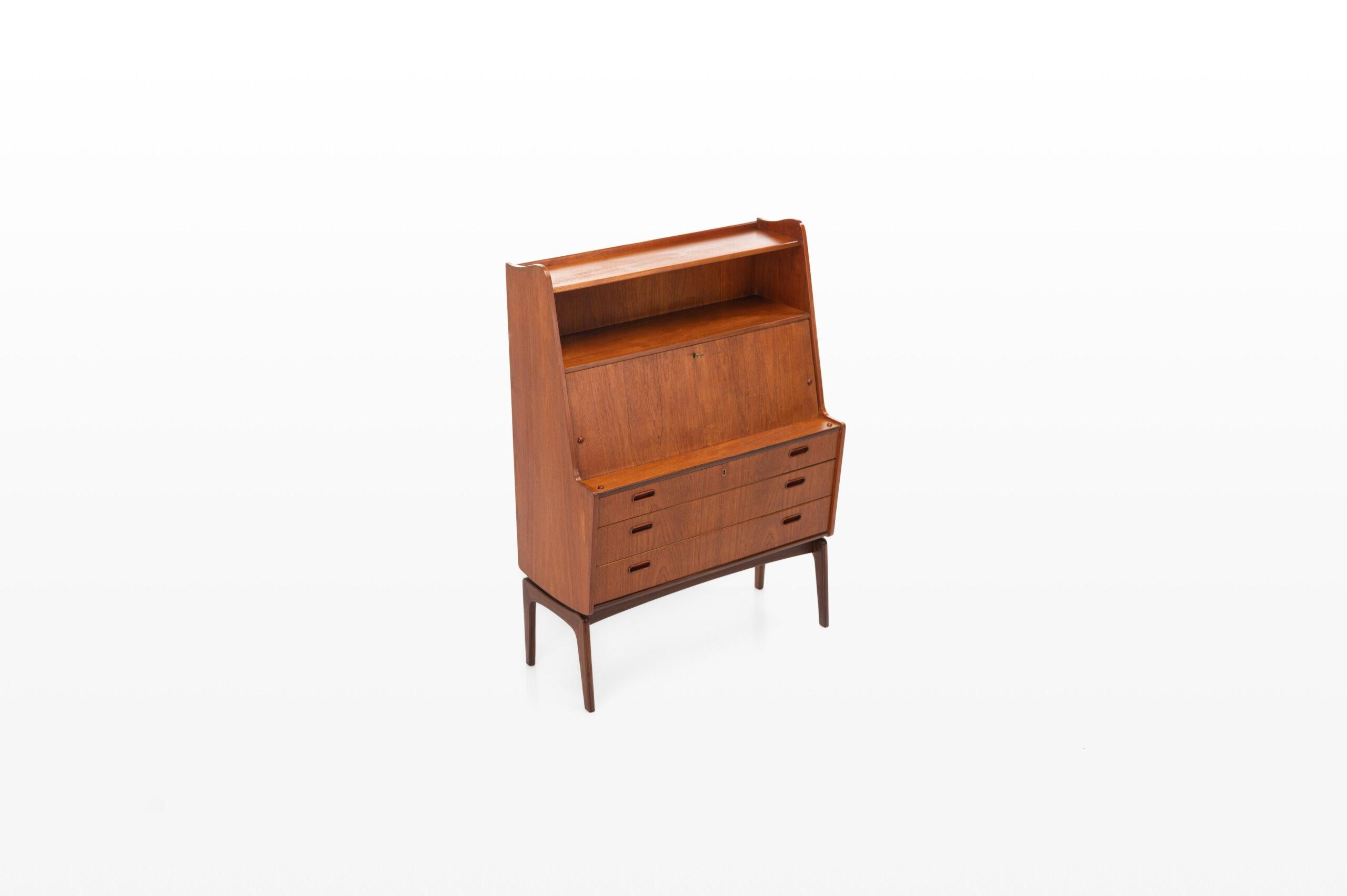 Beautiful Finnish teak secretary with a pull-out desk, perfect for your home office. The secretaire is in very good condition and is produced by Venesta, Finland.
 