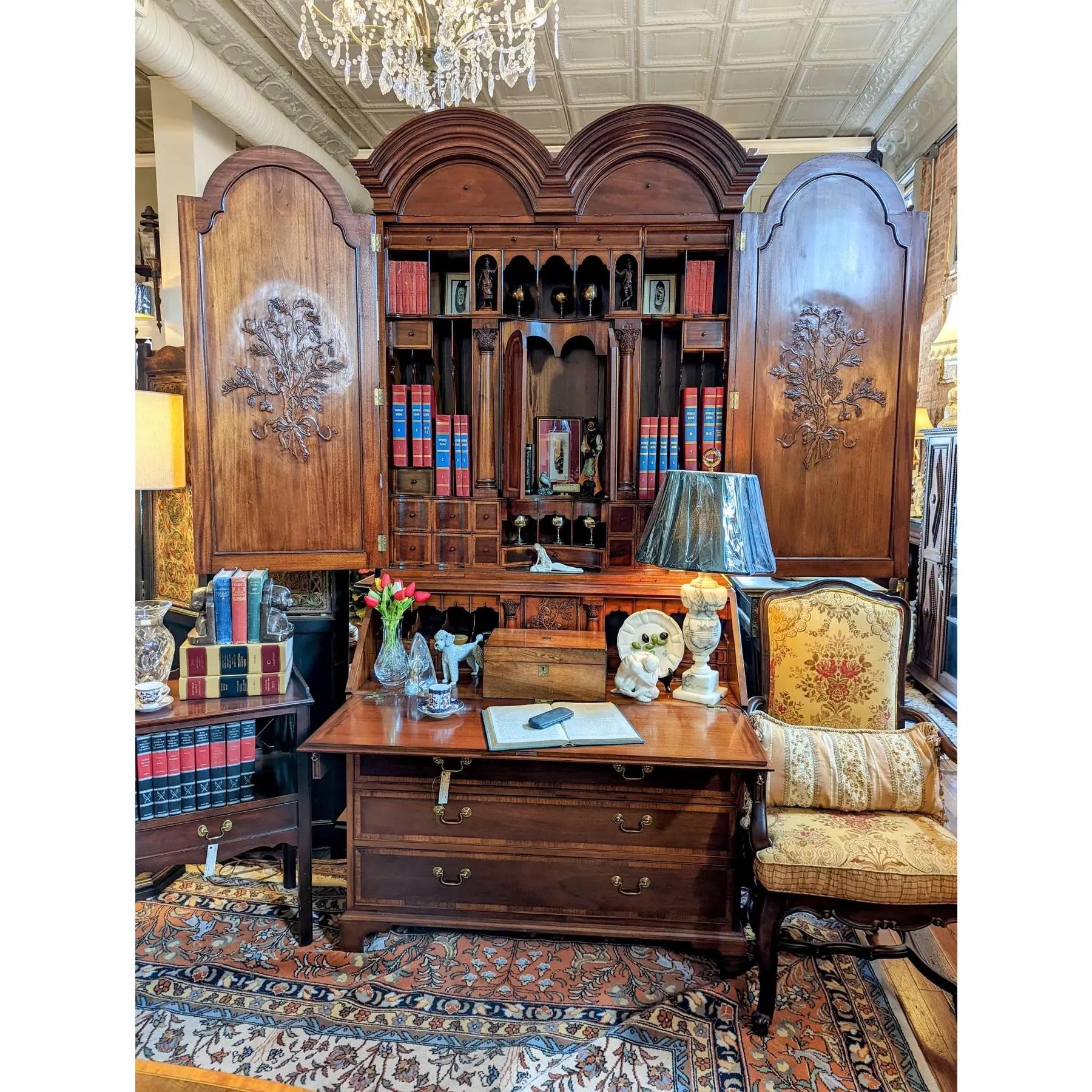 È disponibile questa segreteria vintage di grandi dimensioni e dal design accattivante, composta da 3 pezzi. Con porte in legno intagliato e cassetti con figure in legno intagliato. Include 50 cassetti/comparti, alcuni dei quali nascosti. Le figure