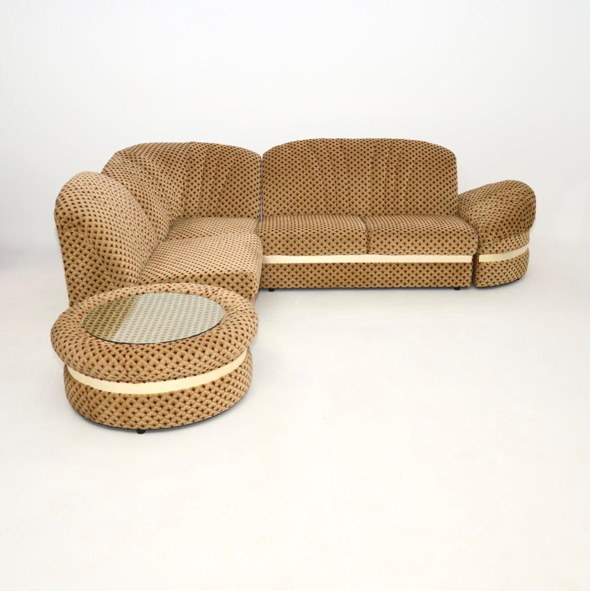 Britannique Canapé d'angle sectionnel et table vintage en vente