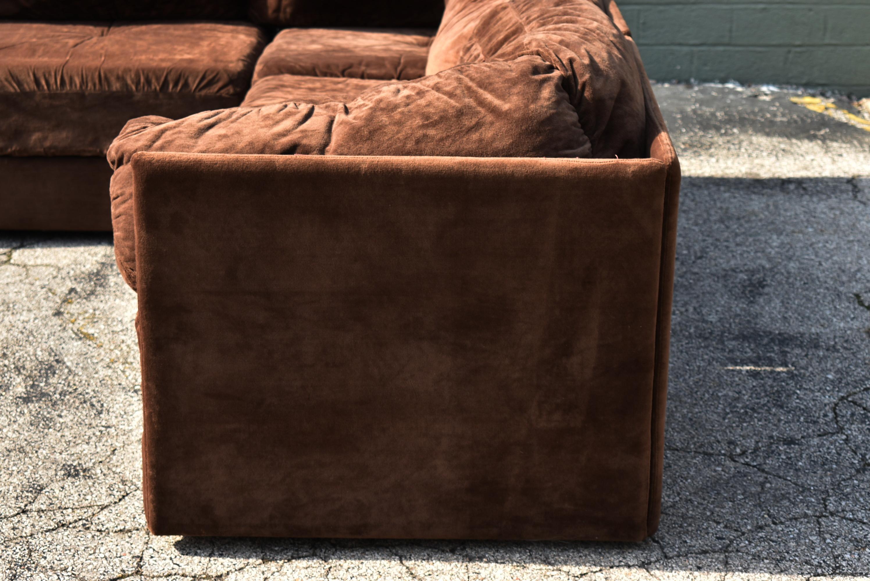 Vintage 12 pièces marron chocolat sectionnel pit sofa avec suede like / tissu de velours. 24 coussins. Les sections peuvent être transformées en de multiples configurations. Très solide et bien réalisé par Kroehler Furniture. Pas de taches. Les