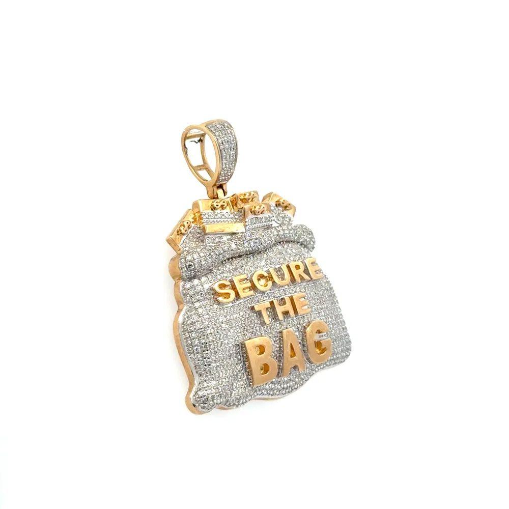 Semplicemente favoloso! Ciondolo d'oro Vintage con diamante SECURE THE BAG. Incastonato a mano con diamanti rotondi taglio Brilliante, per un peso di circa 1,00tcw. Montaggio artigianale in oro giallo 10 carati. Il ciondolo misura circa 1,5
