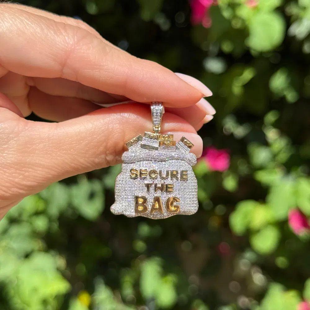 Modernista Vintage SECURE THE BAG Collana con ciondolo in oro con pavé di diamanti RBC in vendita