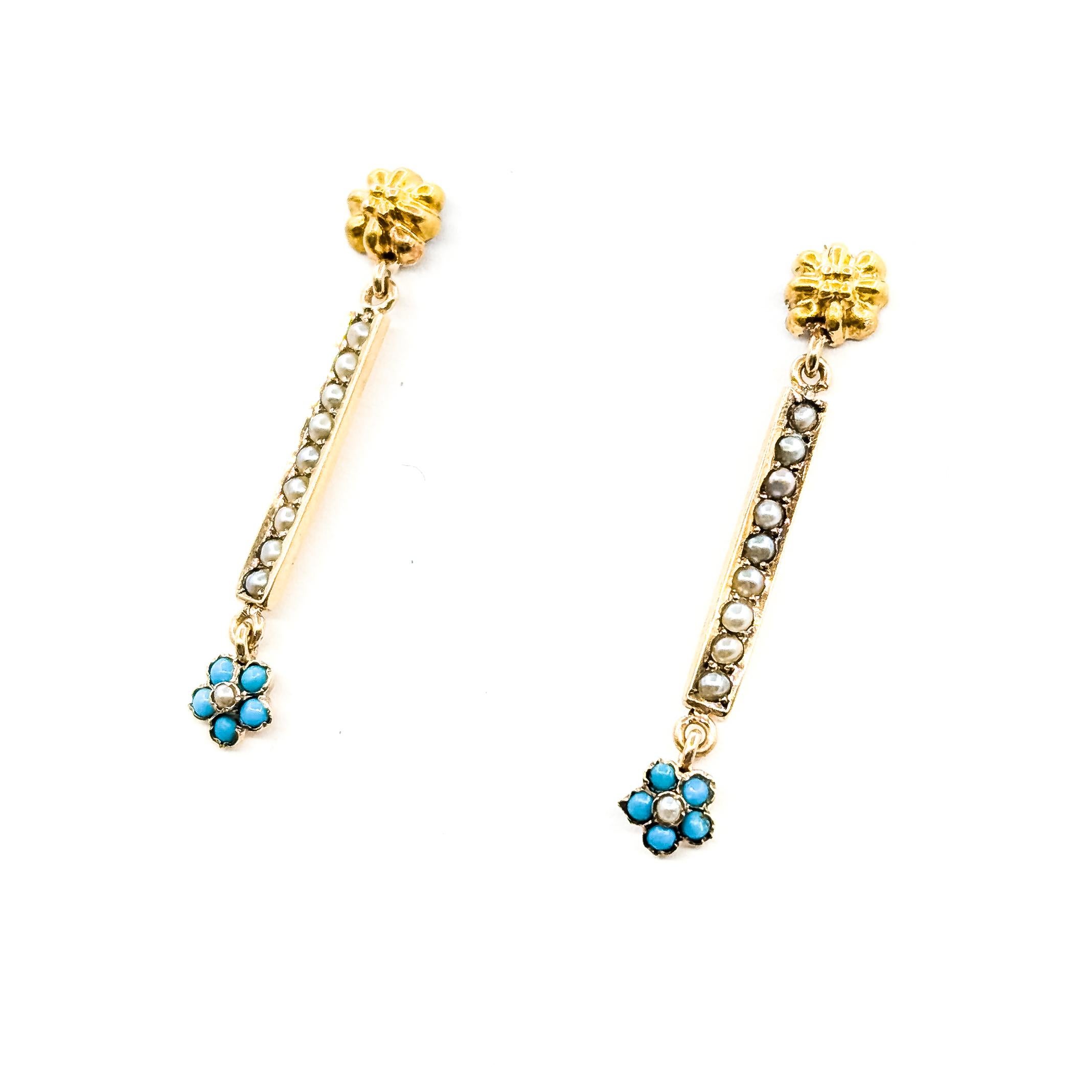 Vintage Seed Pearl & Türkis Bar Dangle Ohrringe in 14k Gelbgold

Diese Ohrringe im Vintage-Stil sind aus 14-karätigem Gelbgold gefertigt und mit zarten, mit 2 mm großen Saatperlen besetzten Stäbchen versehen, die an der Basis mit kleinen