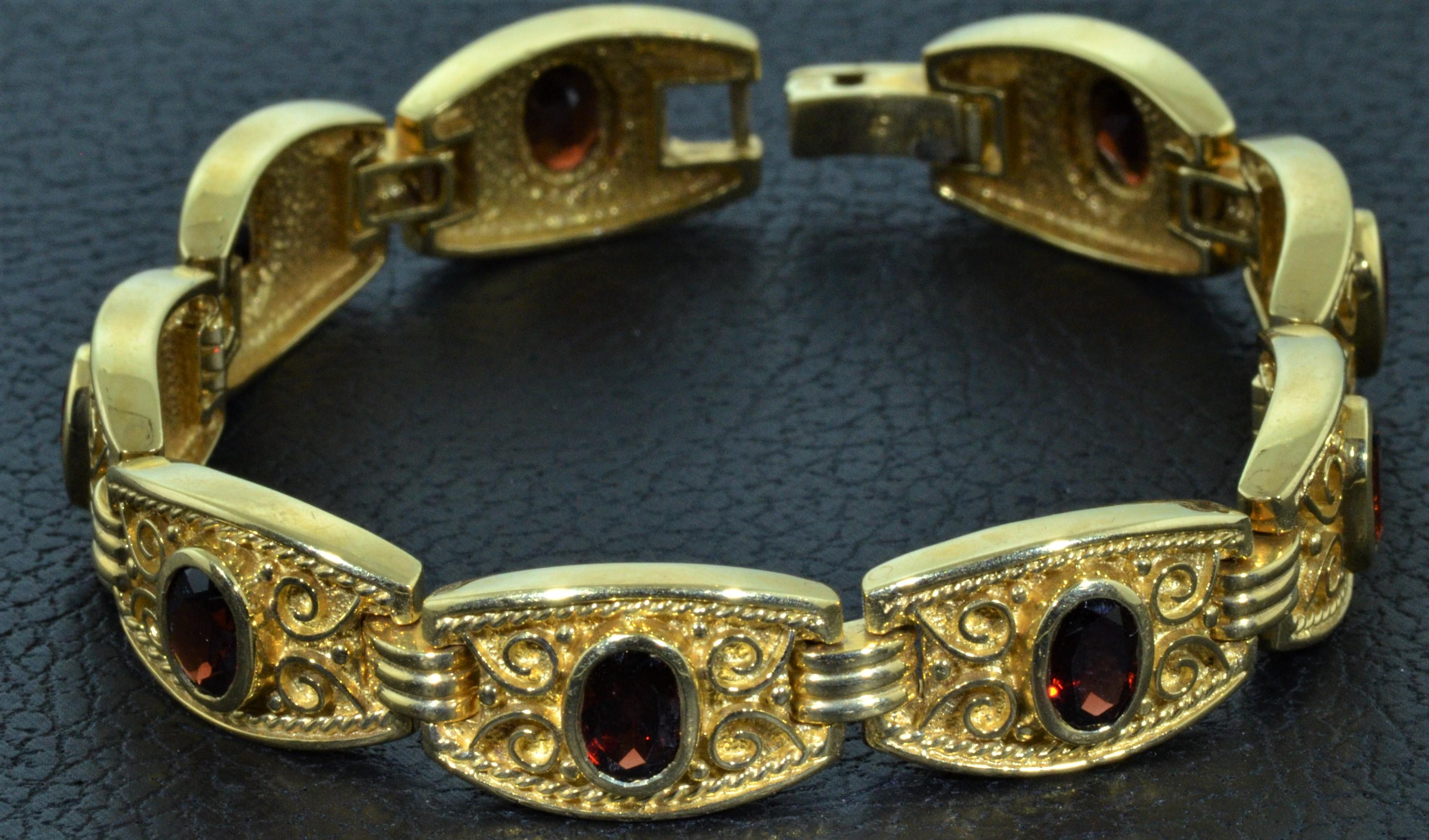 Vintage SeidenGang Retro Bracelet set with 9 Carat of Garnets In Excellent Condition For Sale In Warrington, PA