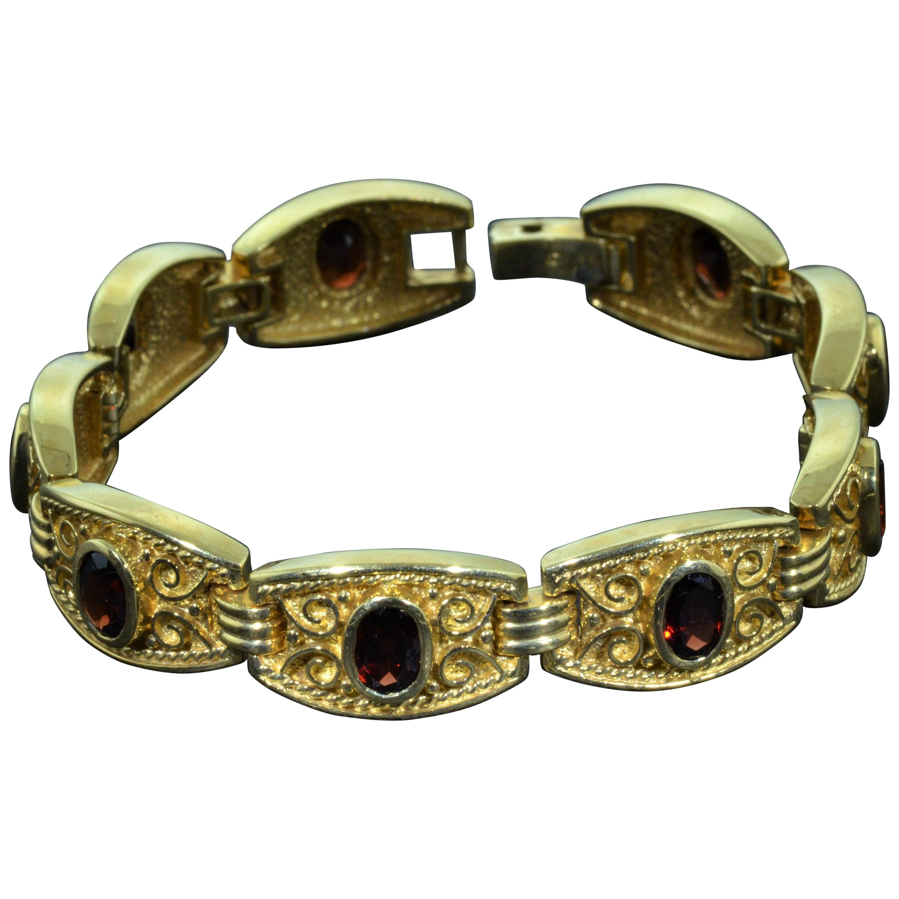 Vintage SeidenGang Retro Bracelet set with 9 Carat of Garnets For Sale