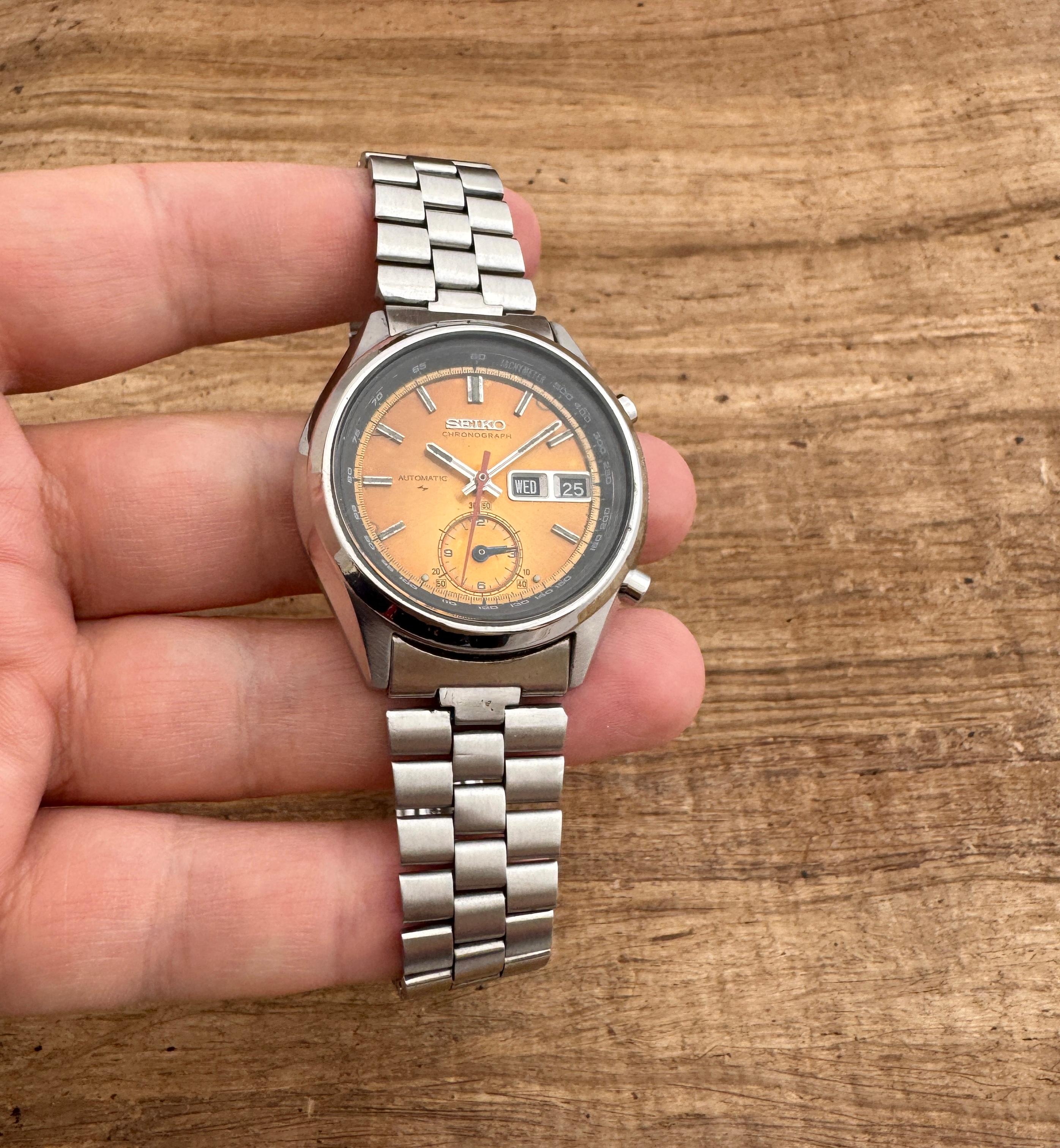 Marque : Seiko

Modèle : Chronographe Flyback

Numéro de référence : 7016-7000

Pays de fabrication : Suisse

Mouvement : Automatique

Matériau du boîtier : Acier inoxydable

Dimensions :39 mm de diamètre (sans la couronne)

Type de bracelet : Acier