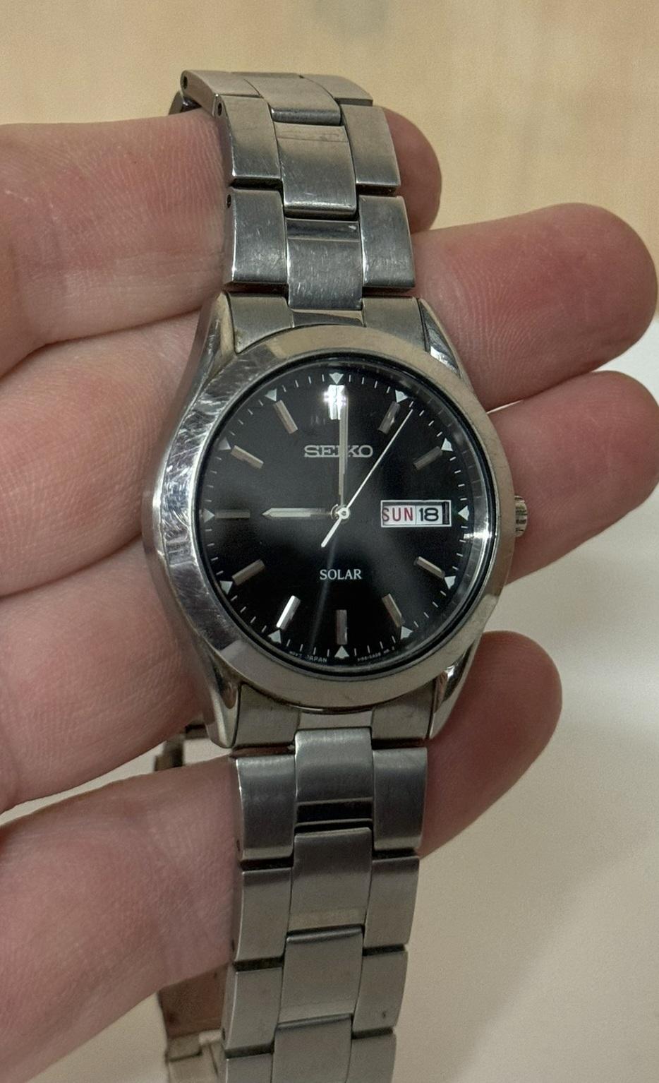 Royal House Antiques

Royal House Antiques a le plaisir de proposer à la vente cette montre-bracelet vintage Seiko Jdm Solar SBPX083.

Ce sont des montres de collection très cool, elles sont super rétro et crient les années 80.

Celui-ci est resté