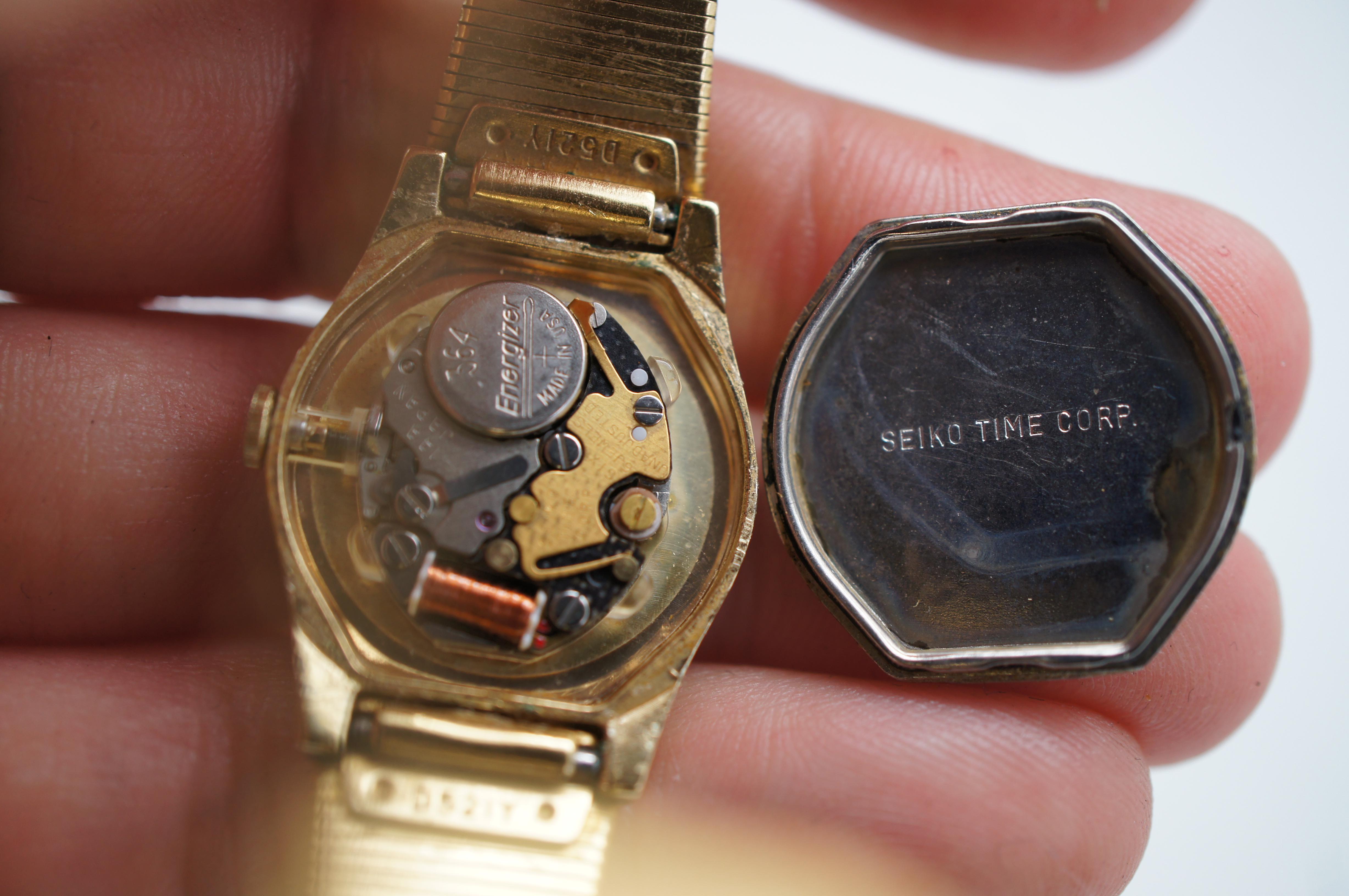 Vintage Seiko Quartz Gold Tone Retro Ladies Stretch Band Wrist Watch 971936 4