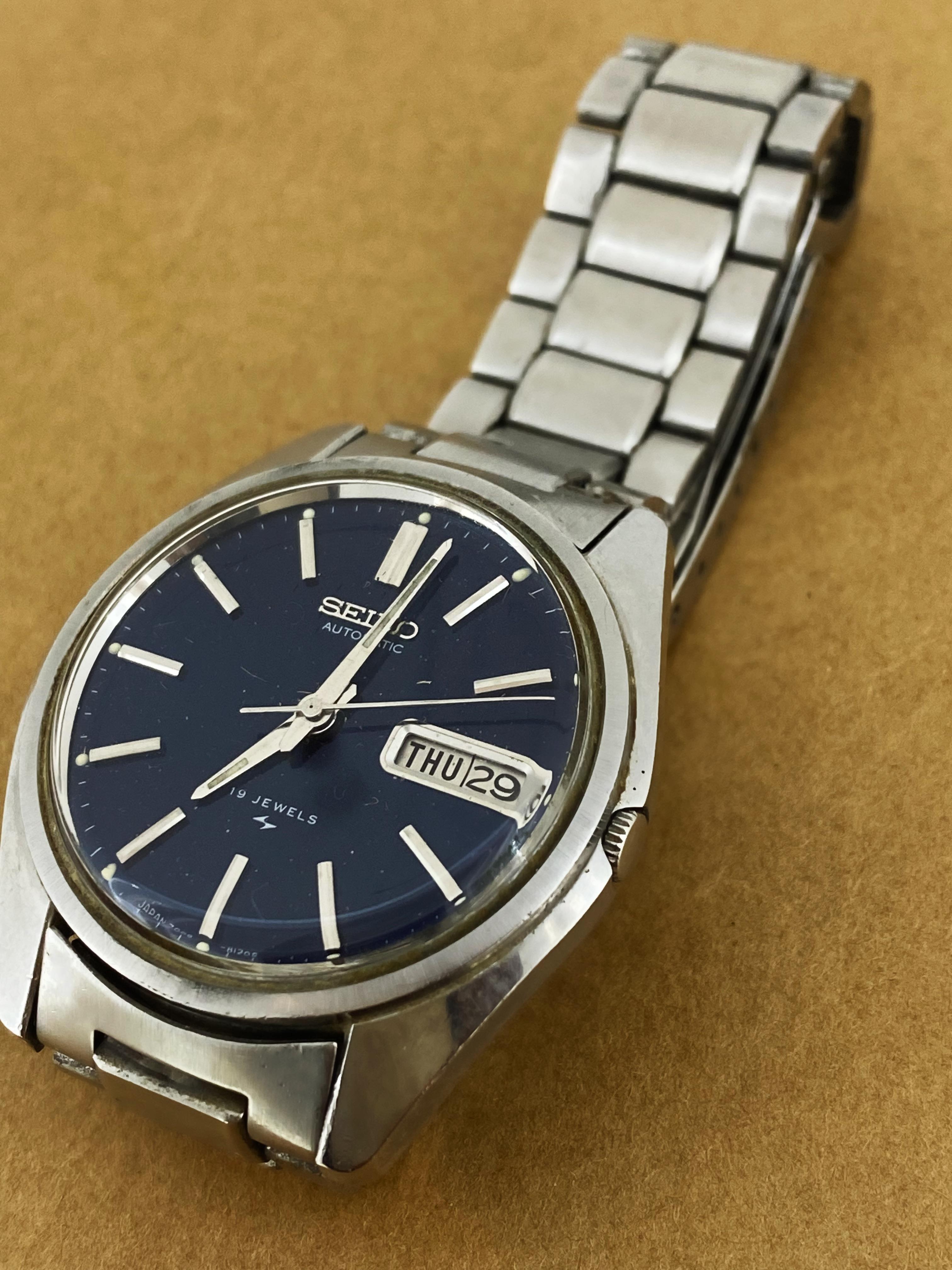 This vintage Seiko ref 7009 – 8020 is featuring 

a striking & highly desirable sunray Midnight Blue Dial, 
adorned with silver coloured hands & baton numerals & 
day-date aperture at 3 o’clock

38mm Stainless Steel Case is signed to the back &