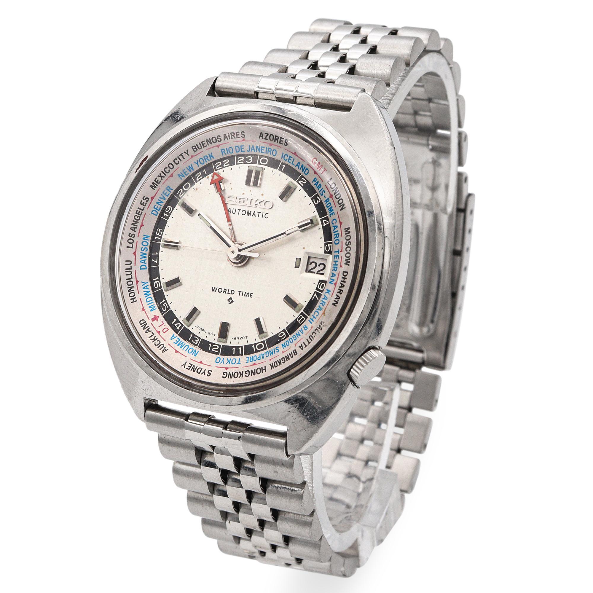 Diese Vintage Seiko World Time Herrenuhr, Referenz 6117-6409, ist ein Klassiker aus dem goldenen Zeitalter der Reiseuhren, der Funktionalität mit kühnem Design der 1970er Jahre verbindet. Dieser Automatikzeitmesser in einem robusten Edelstahlgehäuse