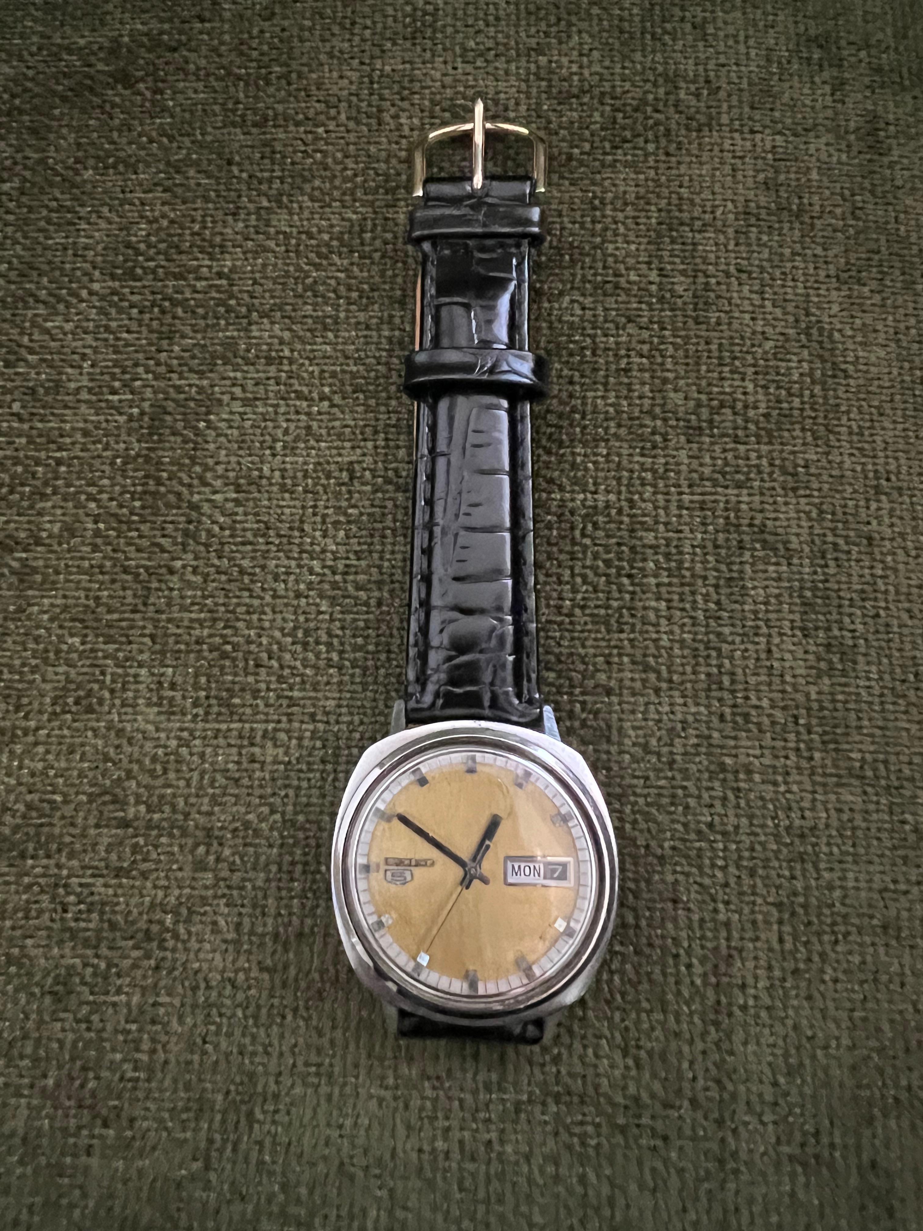 Vintage Seiko Gelbes Vintage-Zifferblatt Sport, 5 Serie Ausgezeichneter Arbeitszustand ca. 70er Jahre

Seltener und klassischer Retro-Klassiker, Seiko 5 Sport für Herren
CIRCA 1970er Jahre. 
Geprüfte Echtheit
Wunderschönes, signiertes, gelbes
