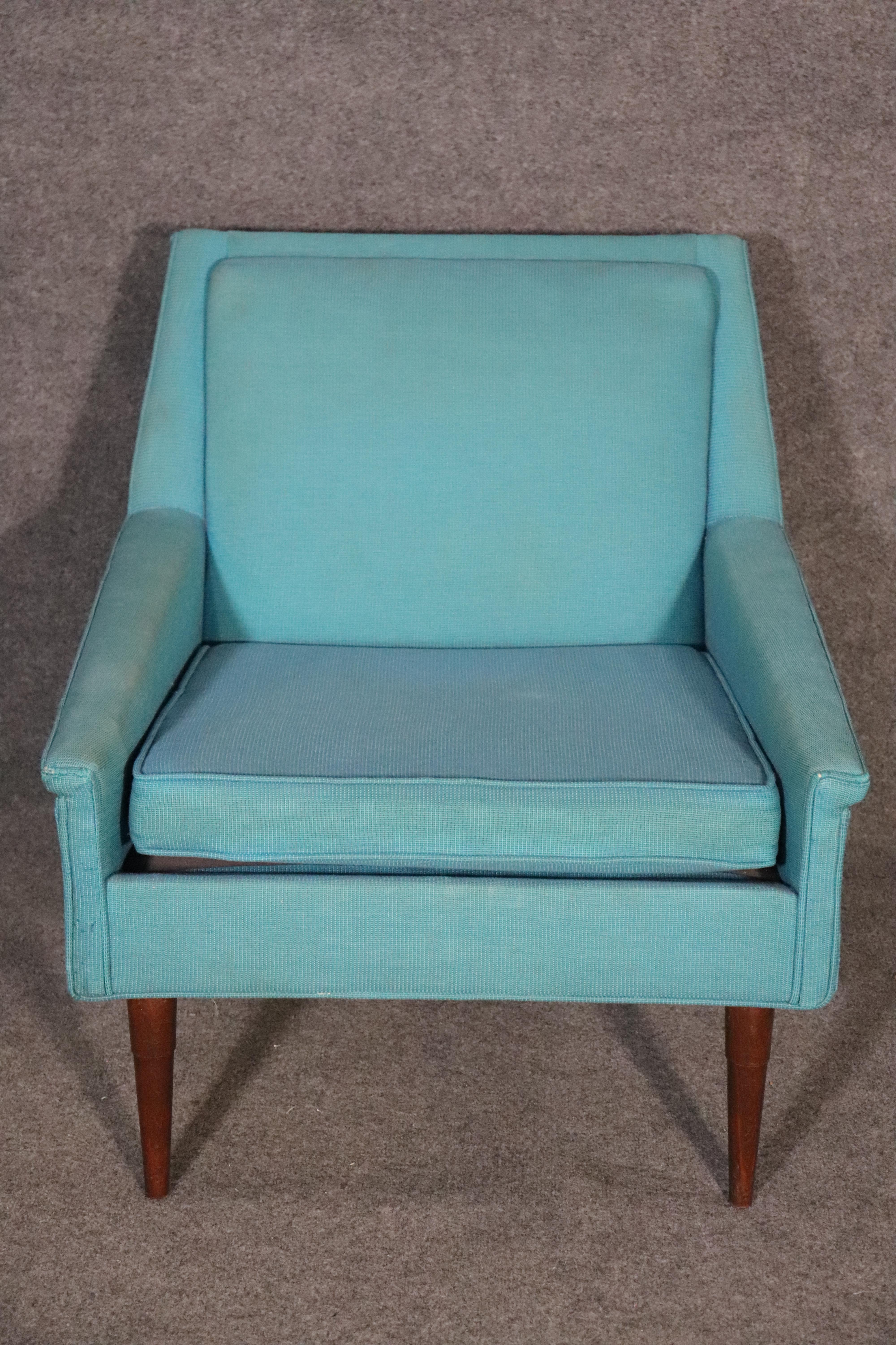 Mid-century modern lounge chair by Selig of Monroe. Great modern lines with low back and slightly turned arm rests.
Please confirm location NY or NJ.