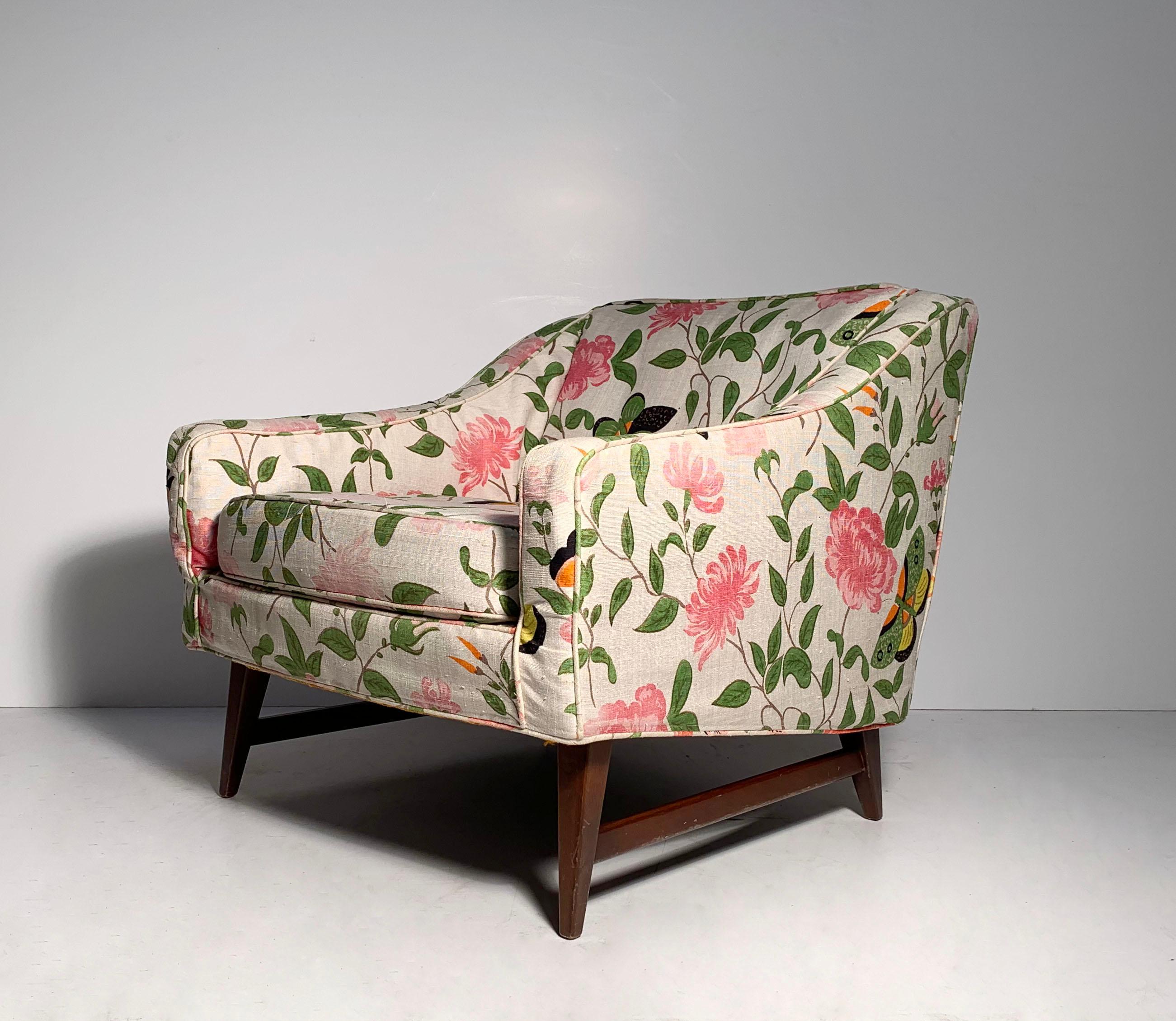 Sedia da salotto Selig vintage. 

Qualcuno ha creato un involucro di tessuto rimovibile attorno alla tappezzeria originale. 
Credo che si voglia rivestire questo oggetto. L'area del cuscino dello schienale ha bisogno di una nuova