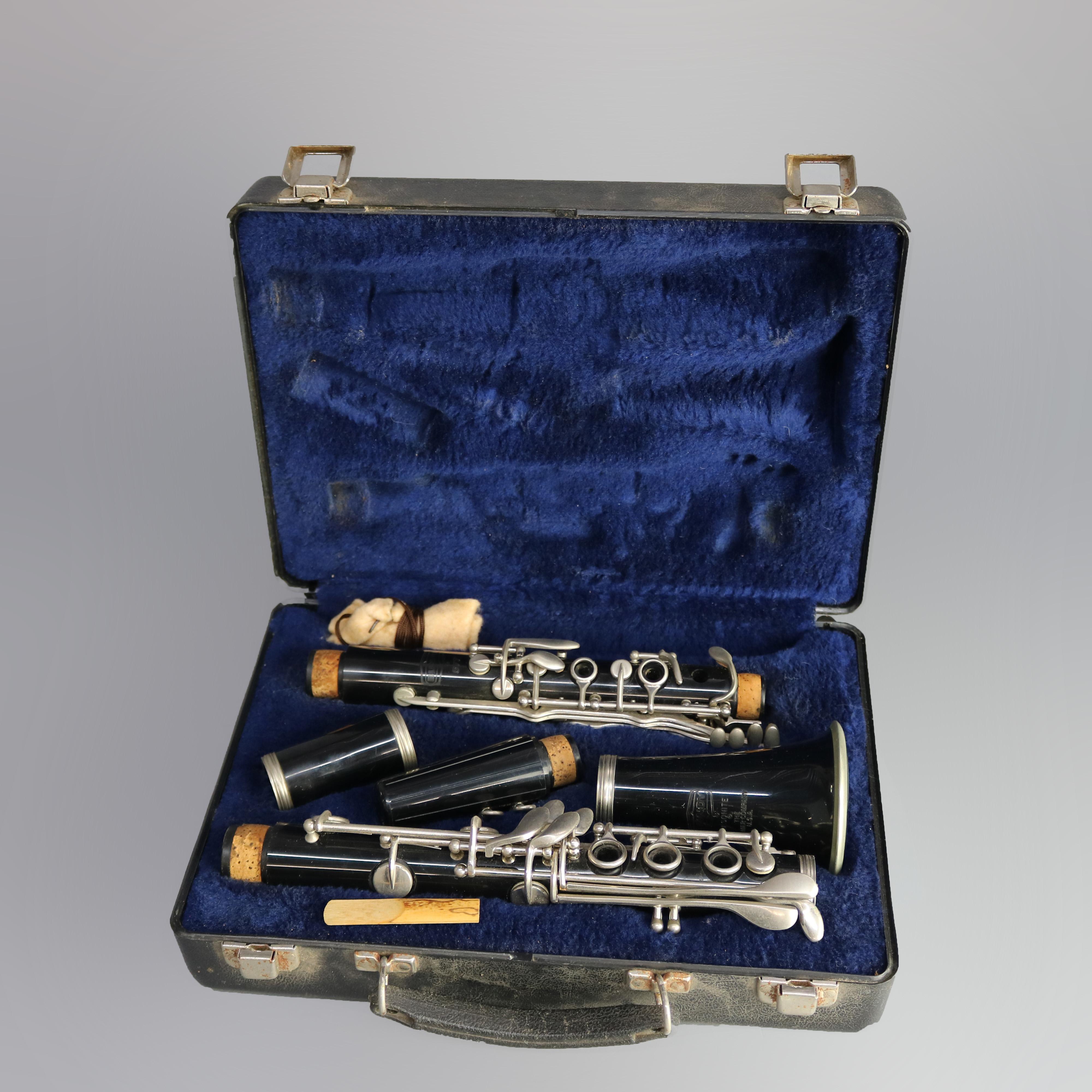 A vintage Selmer Bundy Resonite ebonized clarinet with nickel plated keys and accompanying case, Selmer Bundy, 20th century

Measures: Instrument 26.75