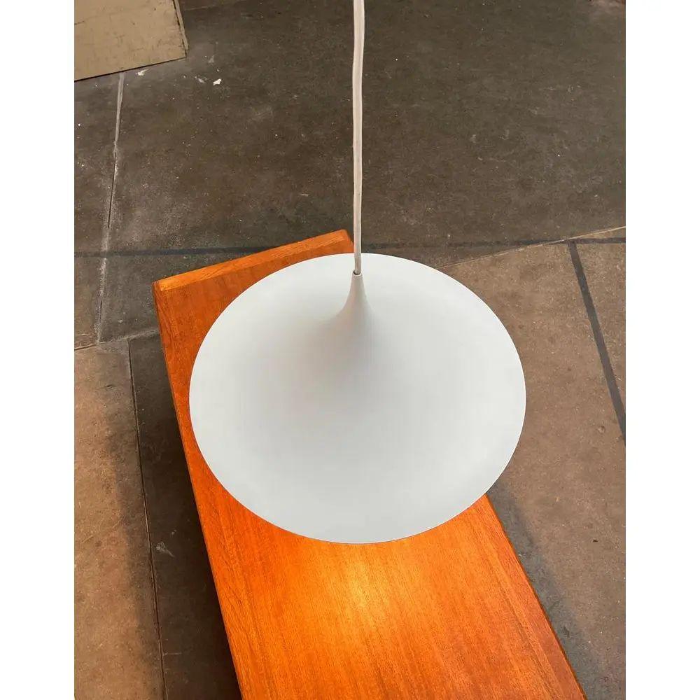 Lampada a semi sospensione classica di colore bianco.

Forma elegante, profilo stretto. L'intera forma del Luminaire si unisce a una punta finemente lavorata, che si fonde perfettamente con il cavo. La luce è diretta verso il basso. Questa lampada è