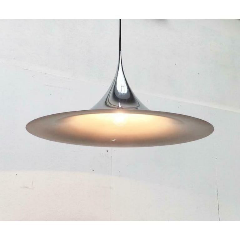 Superbe demi-lampe suspendue du fabricant danois Fog & Mørup dans la rare version chromée.

Forme élégante, profil étroit. En outre, les reflets de la surface chromée. La lumière est dirigée directement vers le bas. Il fonctionne particulièrement