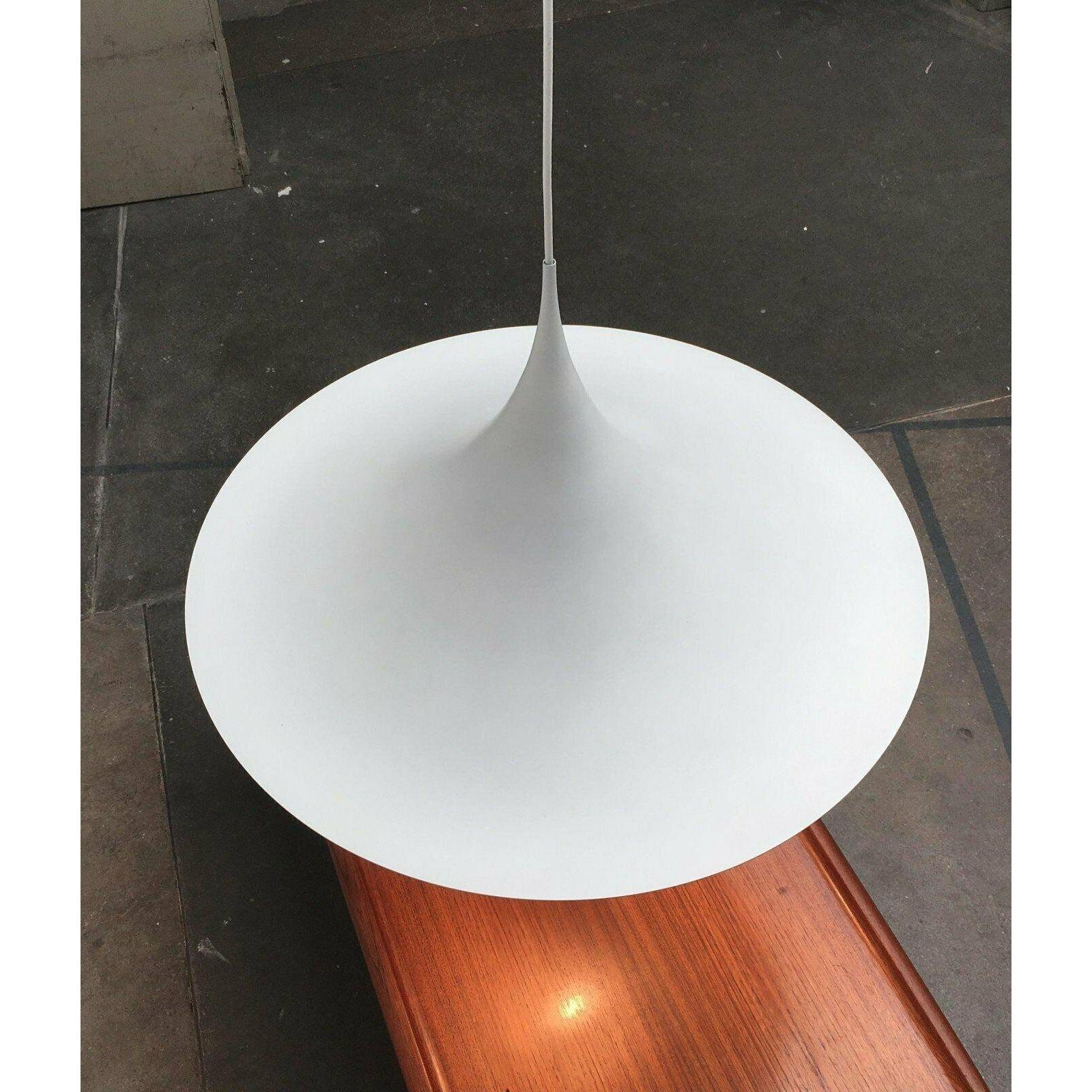 Semilampada a sospensione del produttore danese Fog & Mørup di colore bianco. Ecco la rara versione grande di FM con un imponente diametro di poco meno di 70 cm.

Forma elegante, profilo stretto. L'intera forma dello schermo del Luminaire si unisce