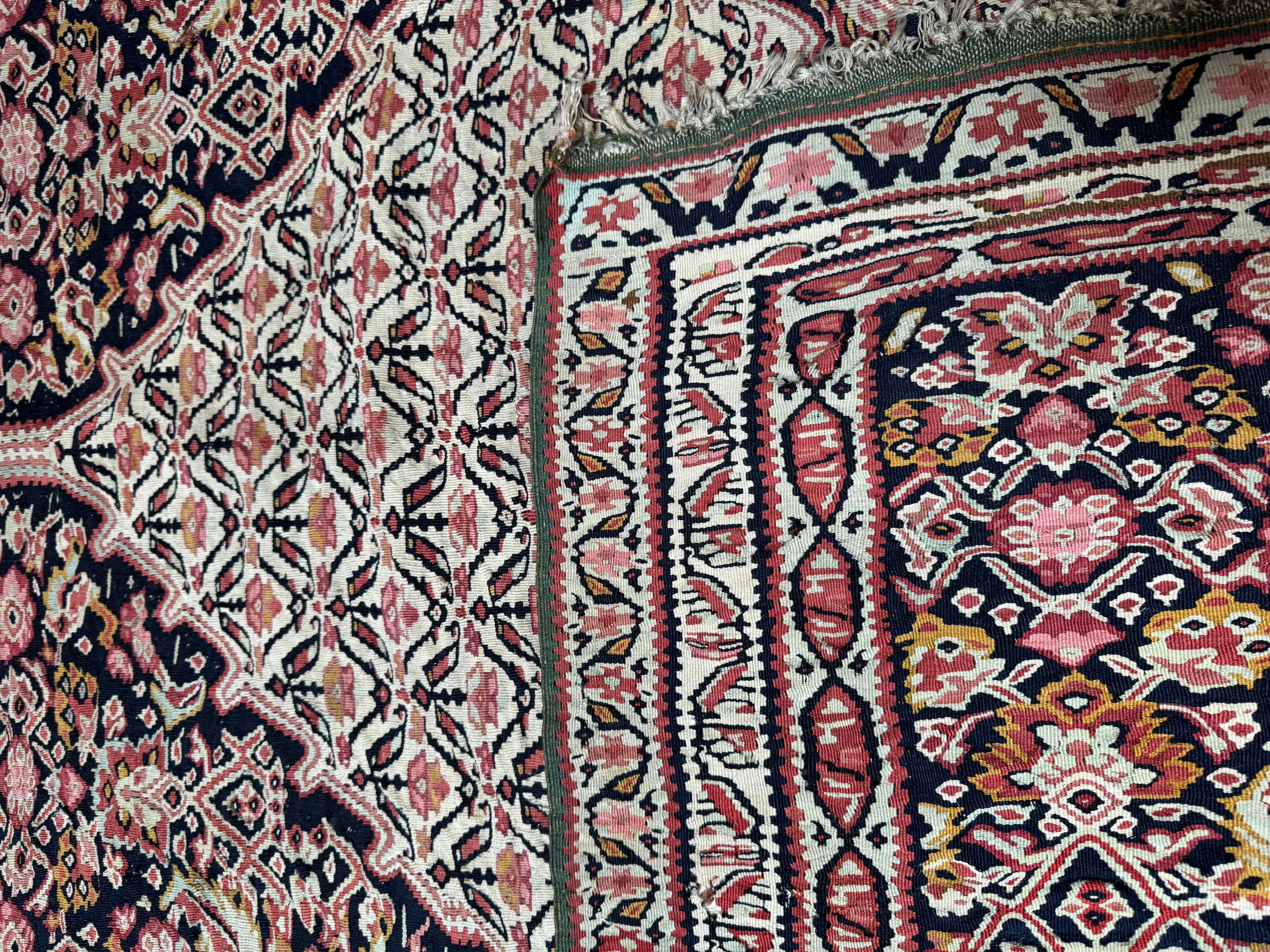 Vintage Seneh Kelim-Teppich in Marineblau, Rose & Elfenbein mit floralem Diamantmotiv 5'11