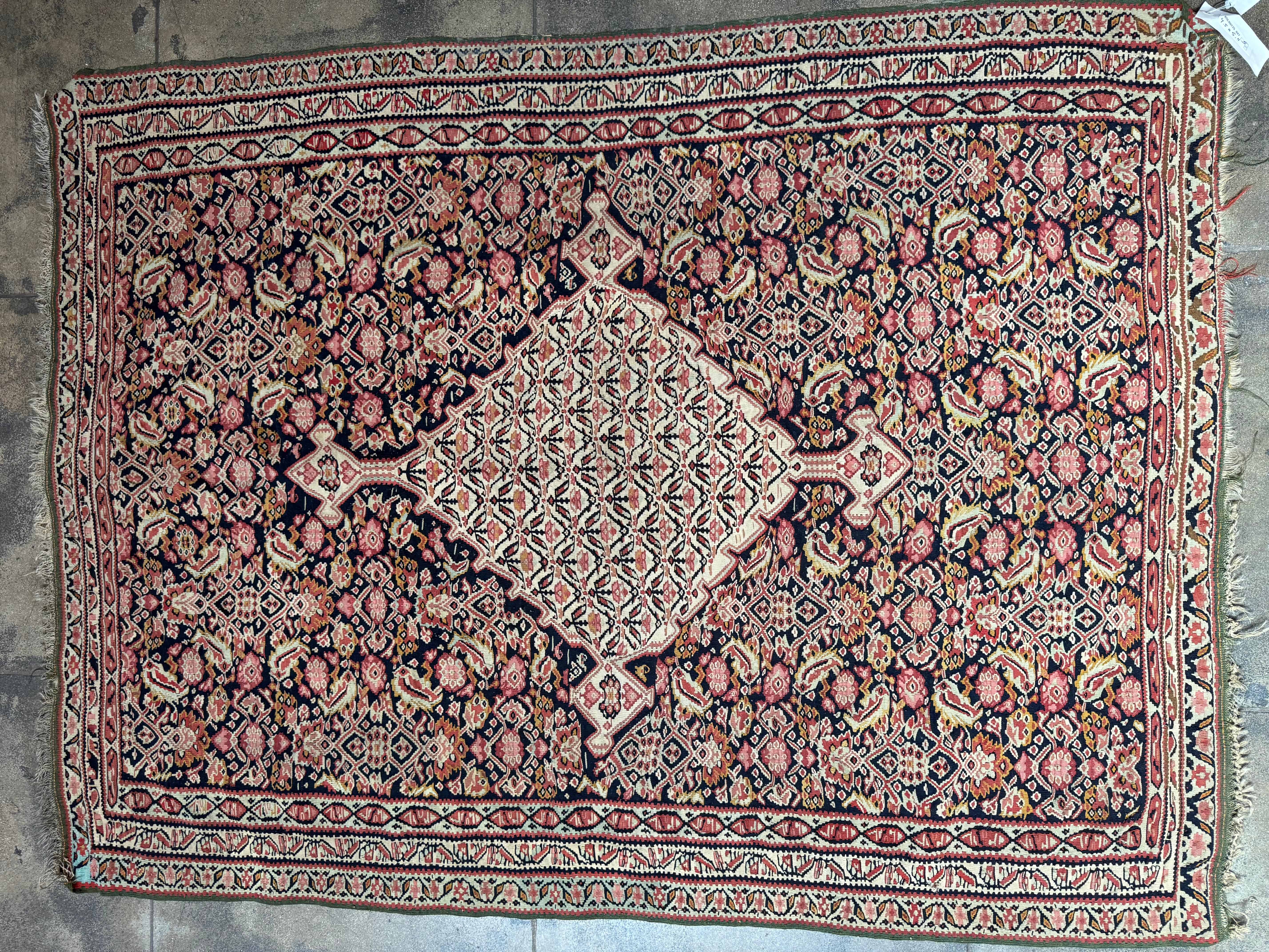 Vintage Seneh Kelim-Teppich in Marineblau, Rose & Elfenbein mit floralem Diamantmotiv 5'11
