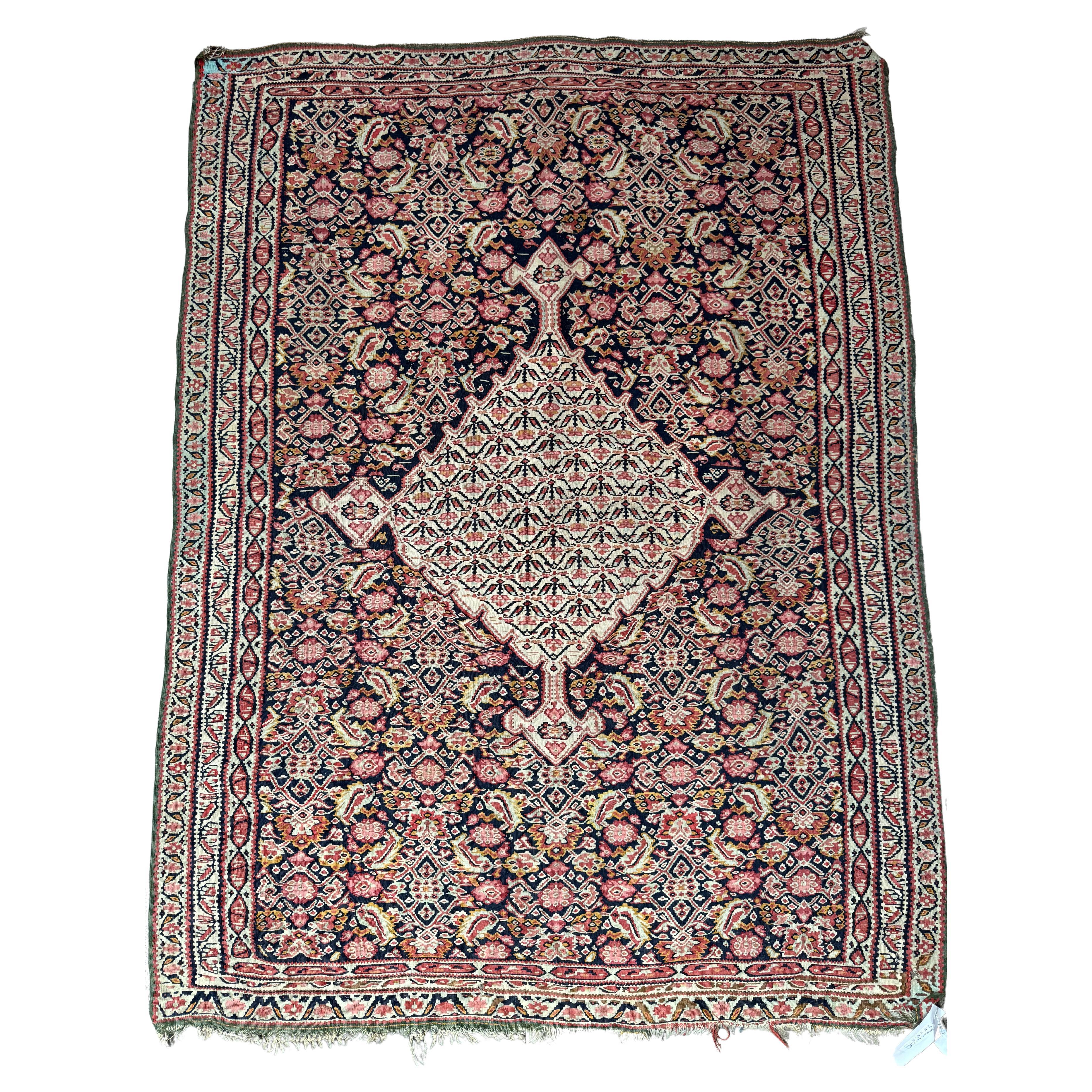 Vintage Seneh Kelim-Teppich in Marineblau, Rose & Elfenbein mit floralem Diamantmotiv 5'11" X 4'5" im Angebot