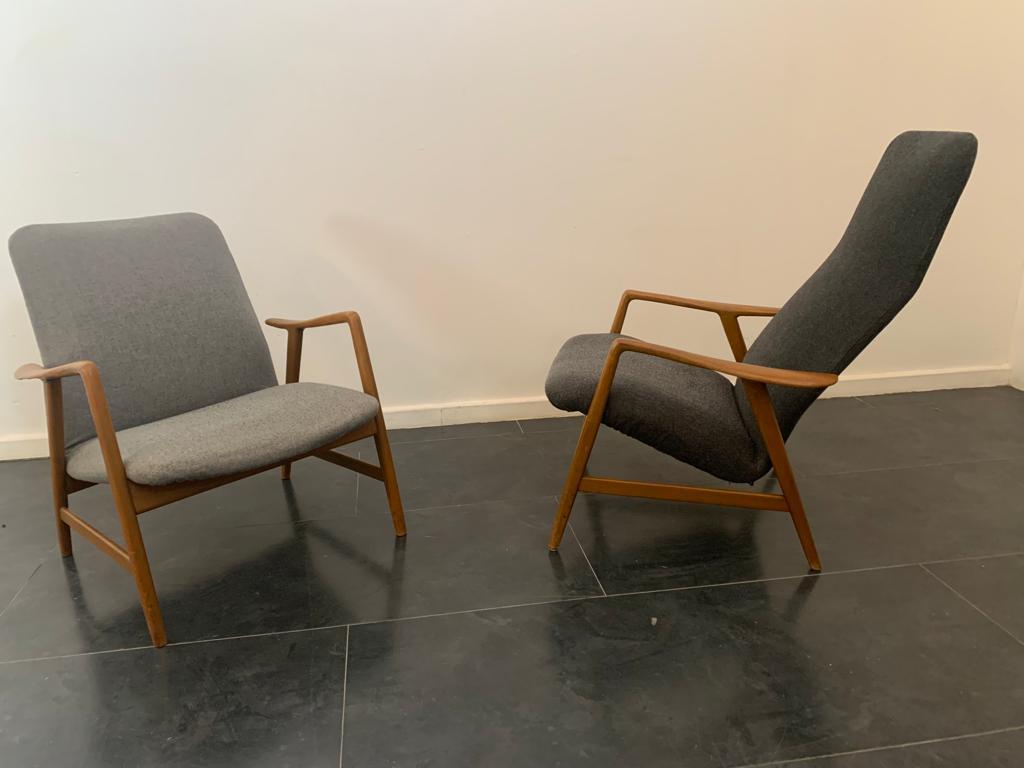 Pair of beech armchairs by Pizzetti.
Pair of beechwood armchairs from the 1960s, one has a higher backrest and is adjustable in two positions. Original condition, manufacturer's plate Pizzetti Roma present. The small armchair h 78 x w 72 x d 76 cm.